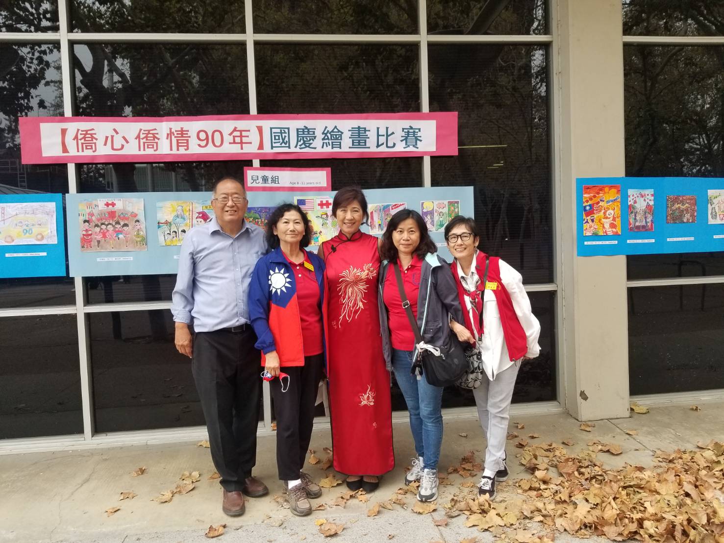 於頒獎典禮前，聯合會會長與當日繪畫佈置小組 完成展覽的佈置