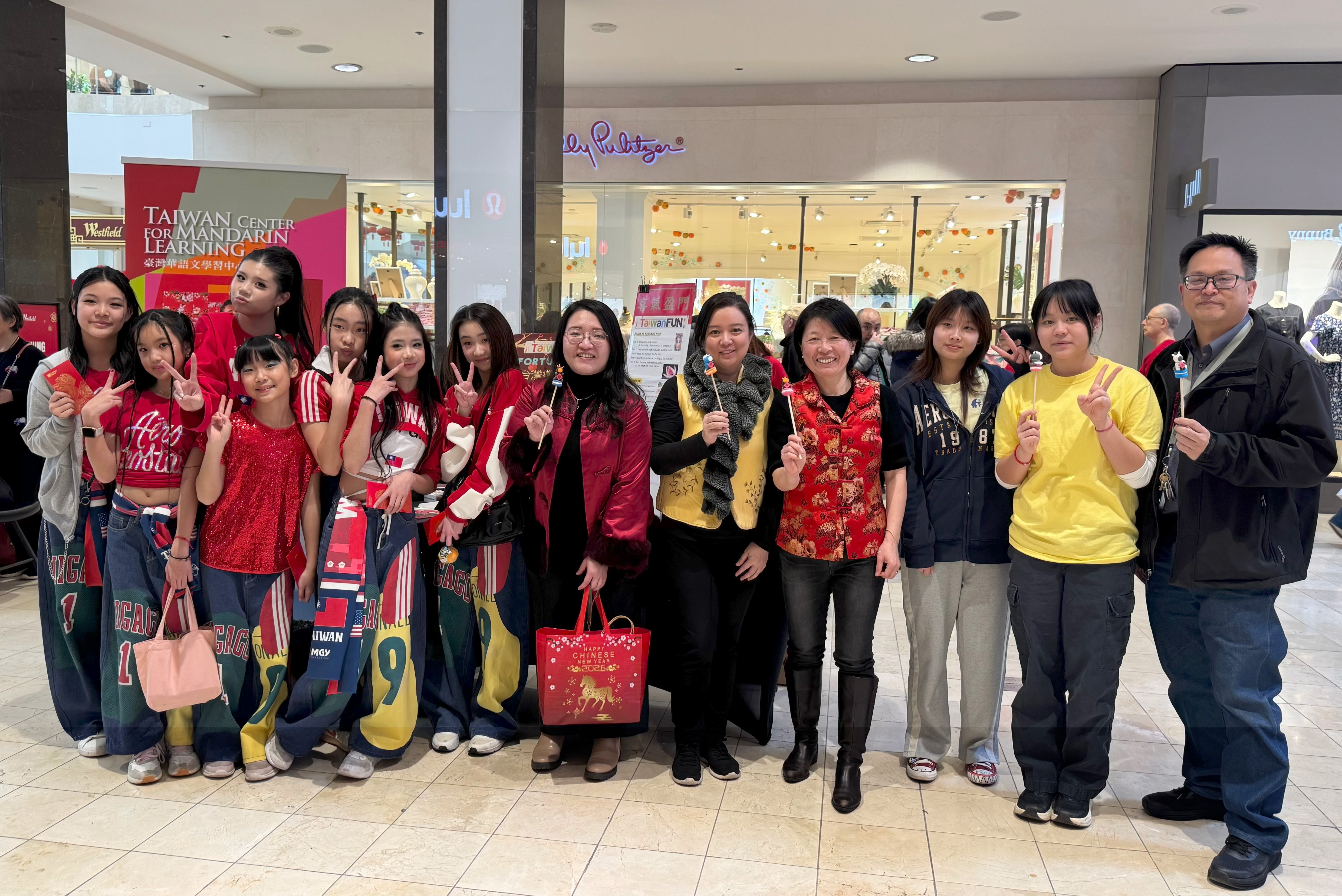 華府文教中心副主任李佳蓉（右6），讚揚各校通力合作，成功將臺灣文化與華語教育融入主流社區