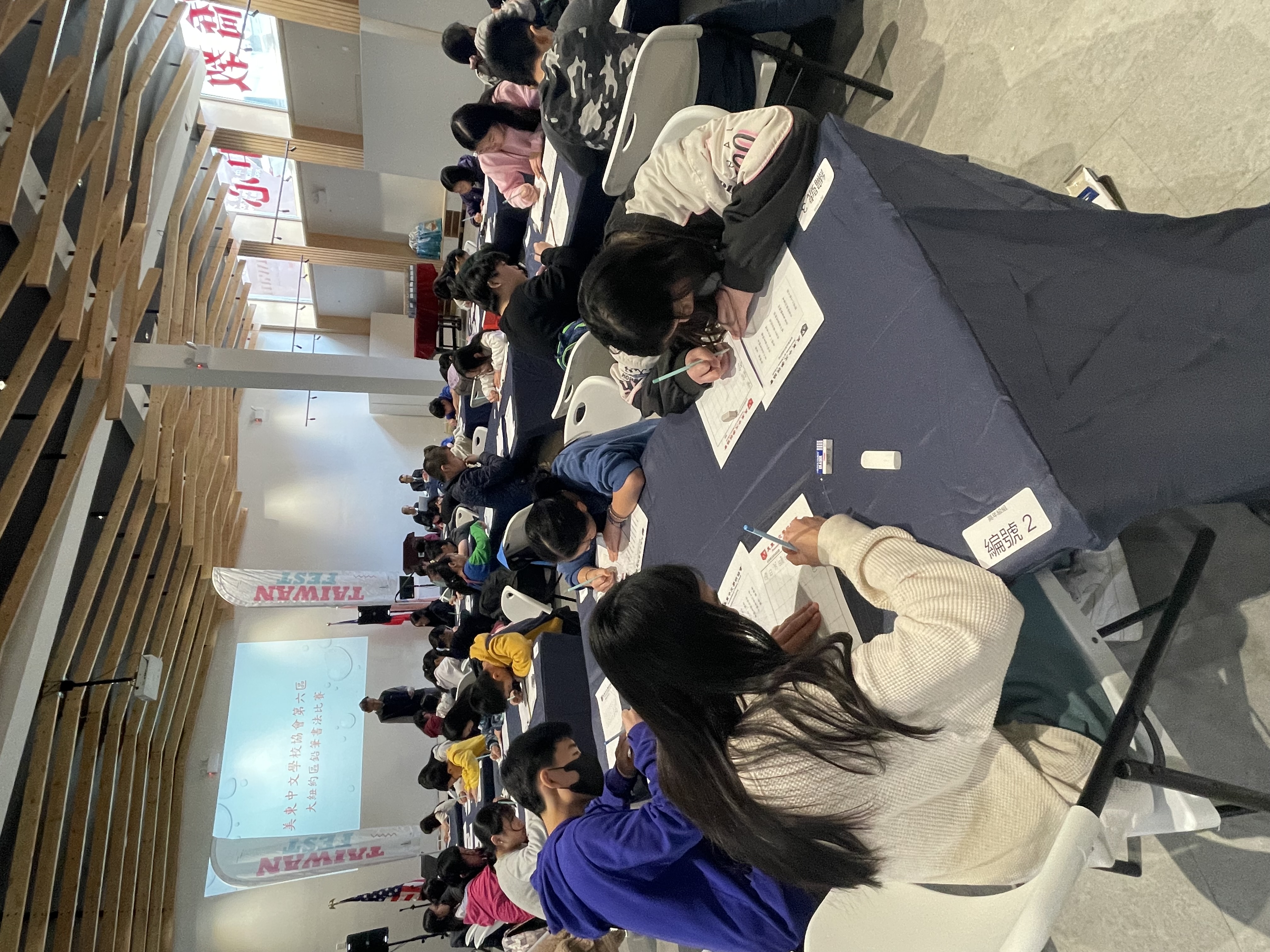 參賽學生聚精會神書寫