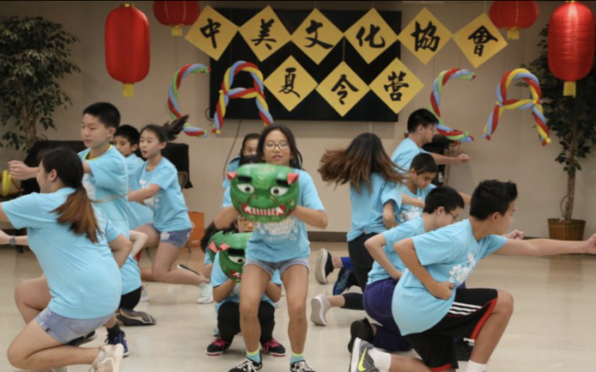 男助教們熱情啦啦隊表演