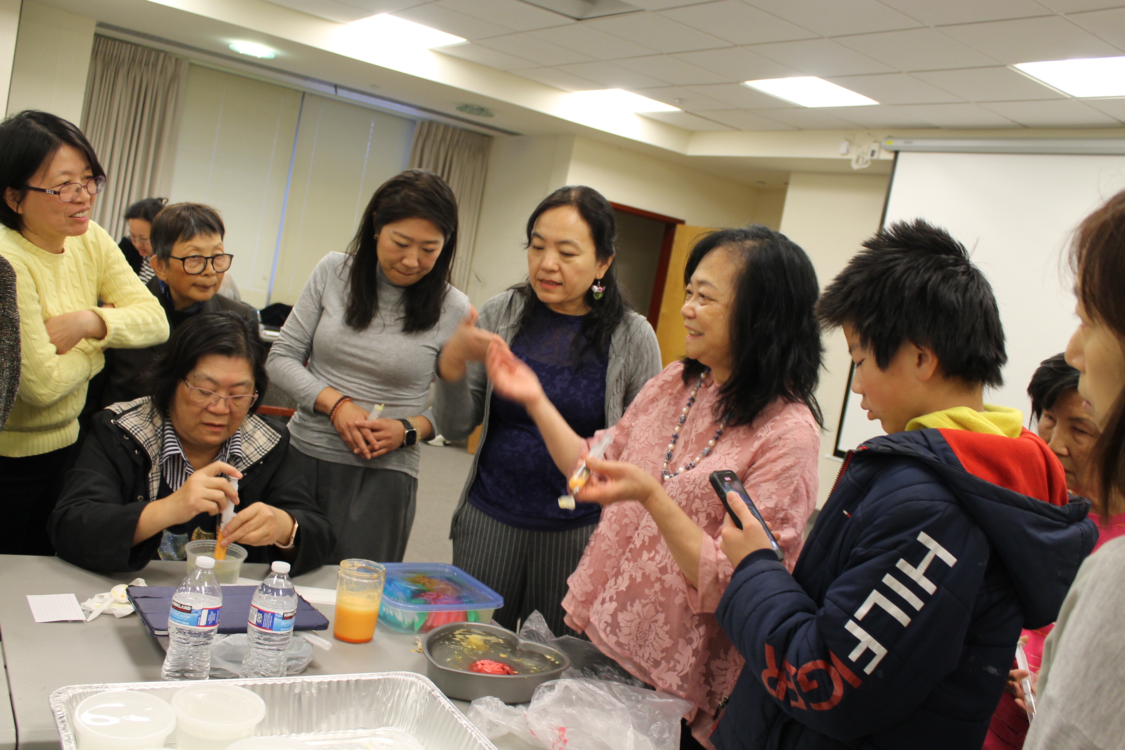 擁有27年文化教學經驗的文化老師許惠珍帶領「3D果凍花藝術」手作文化體驗活動