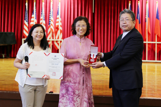 劉經巖(右)和傅瑾玲(左)頒發證書、獎章和獎金給教學服務滿20年的陳小燕。(記者張蕙燕／攝影)
