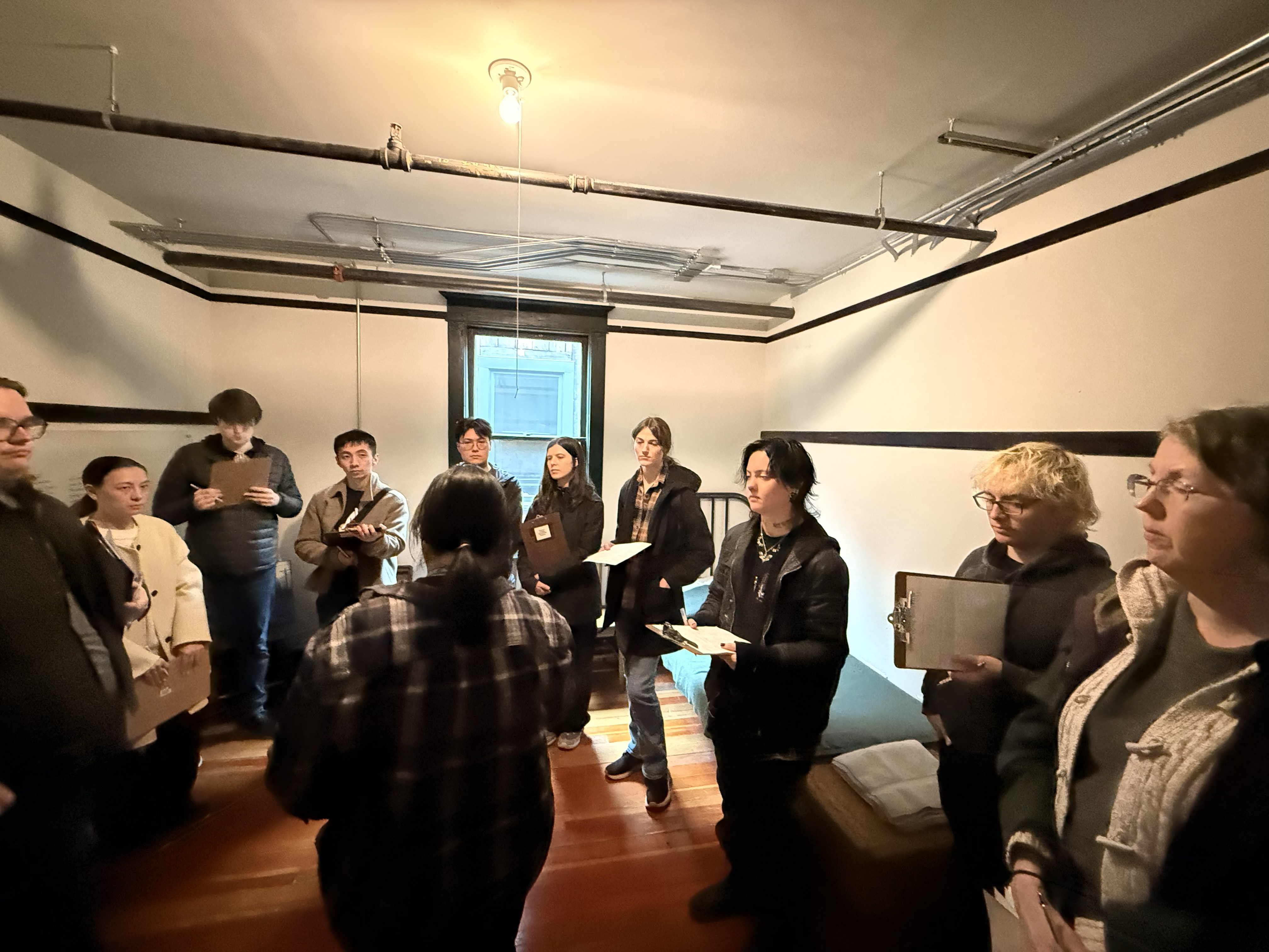 學生們驚訝於早期移民在極為有限的居住空間中仍能互相扶持