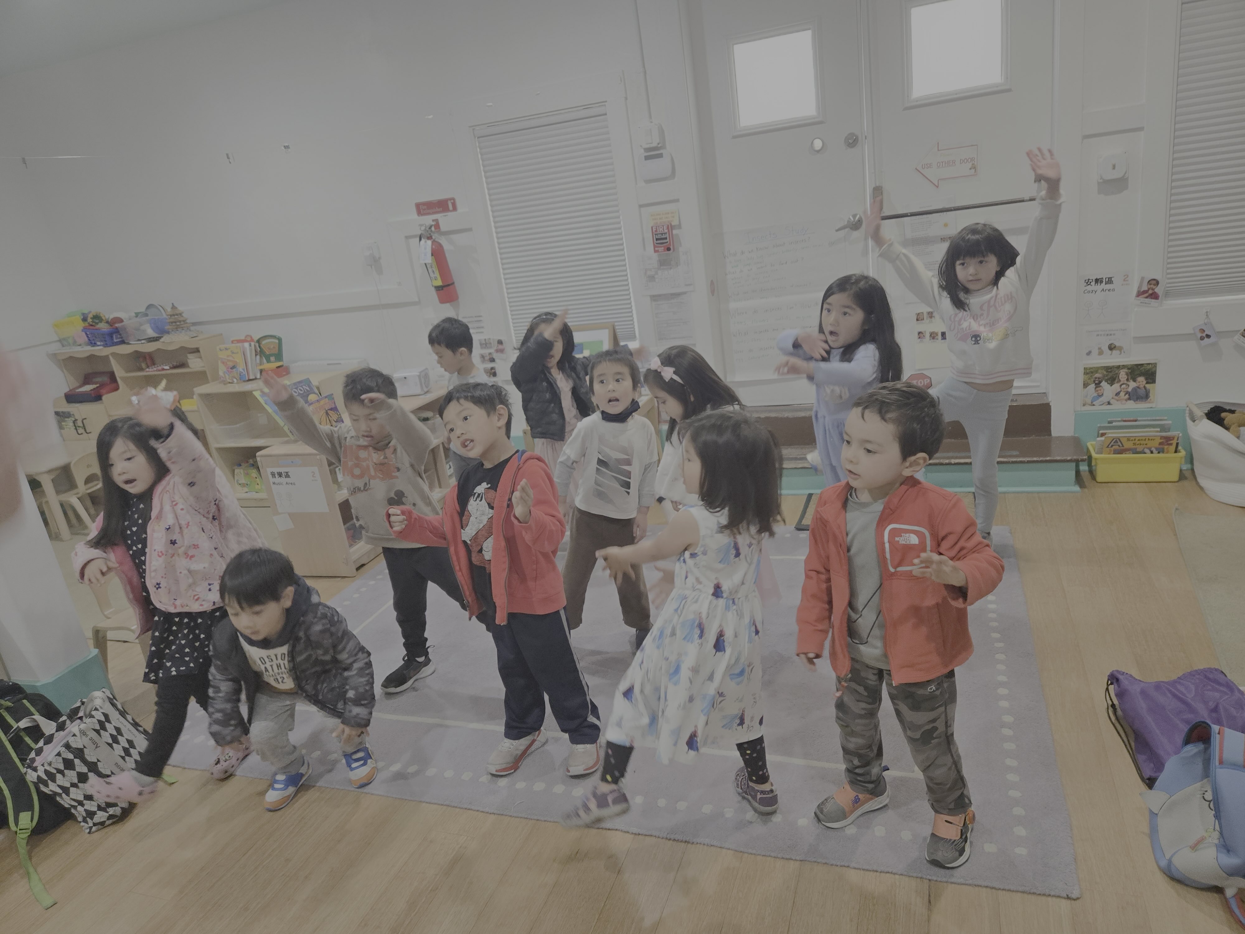 幼兒園班小朋友在中文課堂上學習唱歌