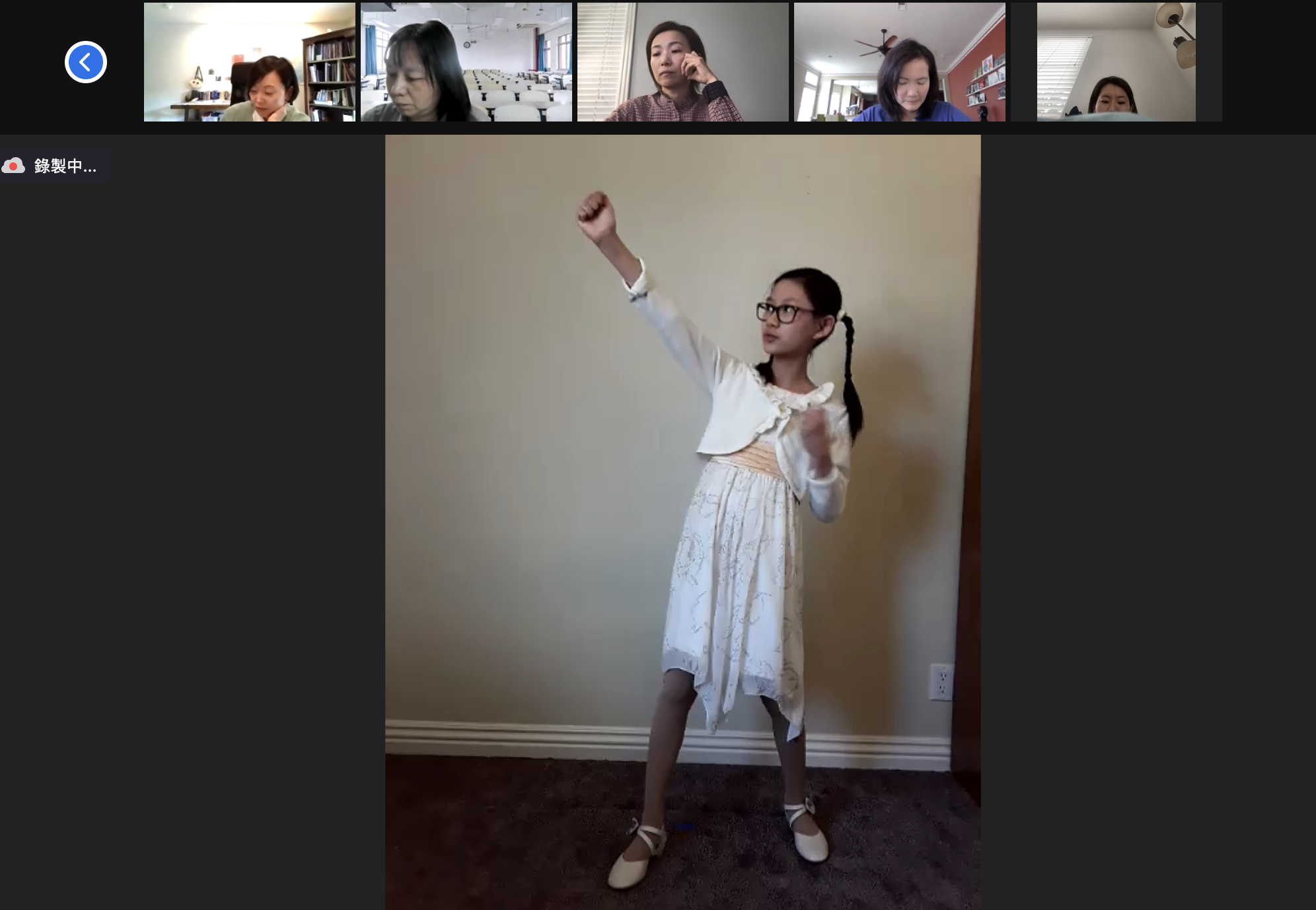 中級組的學生生動的說著「嫦娥奔月」的故事