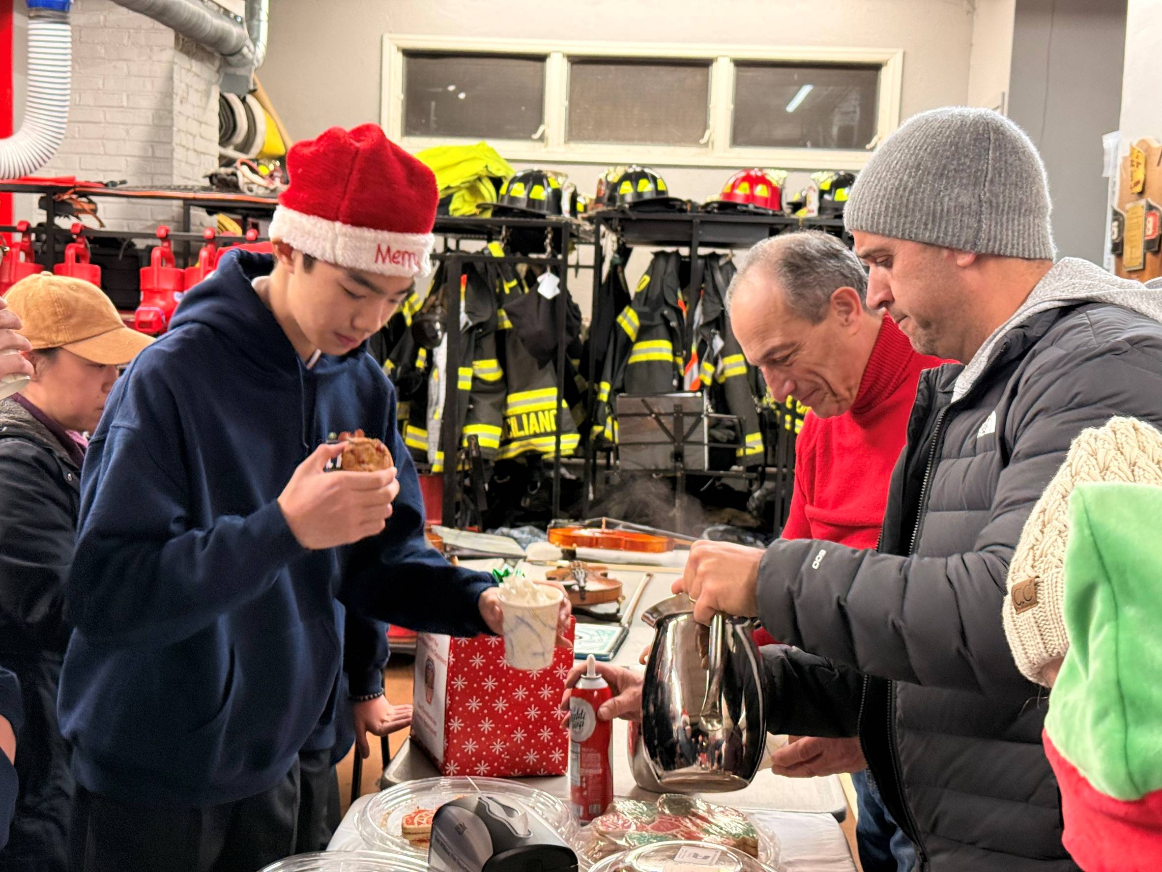 消防員為大家準備好喝的熱巧克力及餅乾
