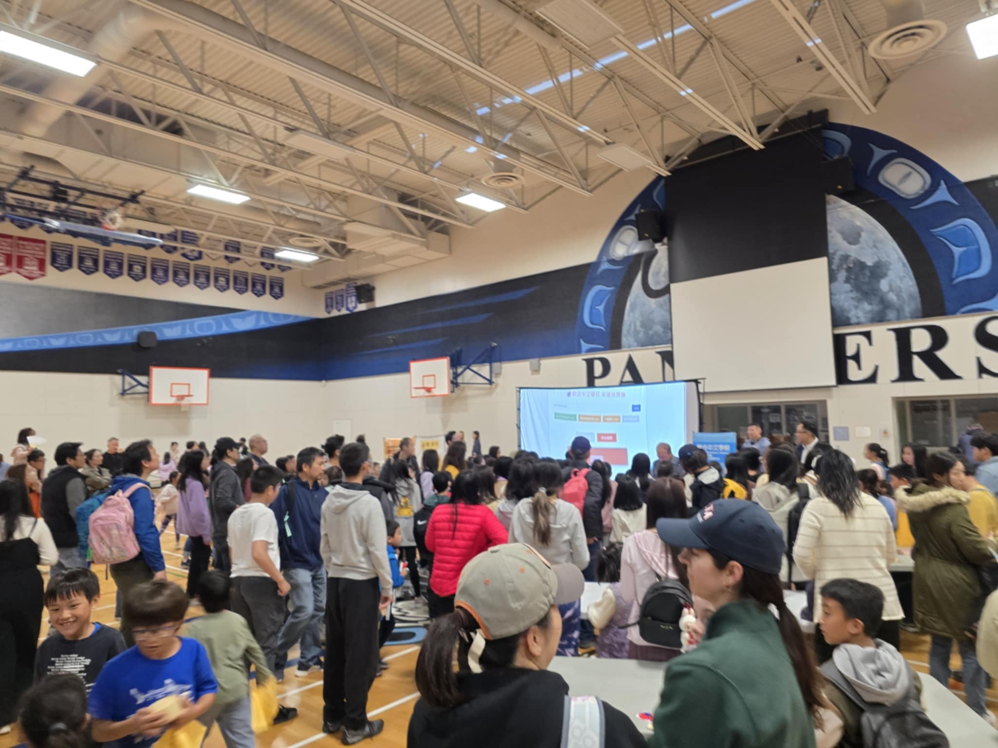 觀摩會採生成式AI的抽獎機, 吸引大家的目光!