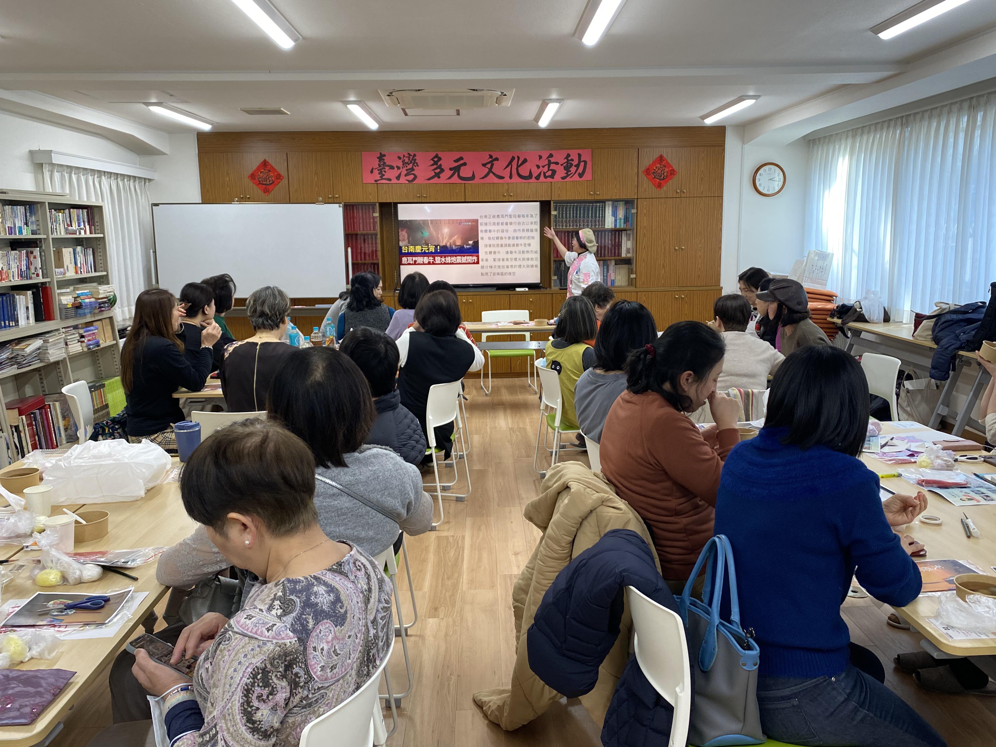 陳老師介紹臺灣各地的元宵活動