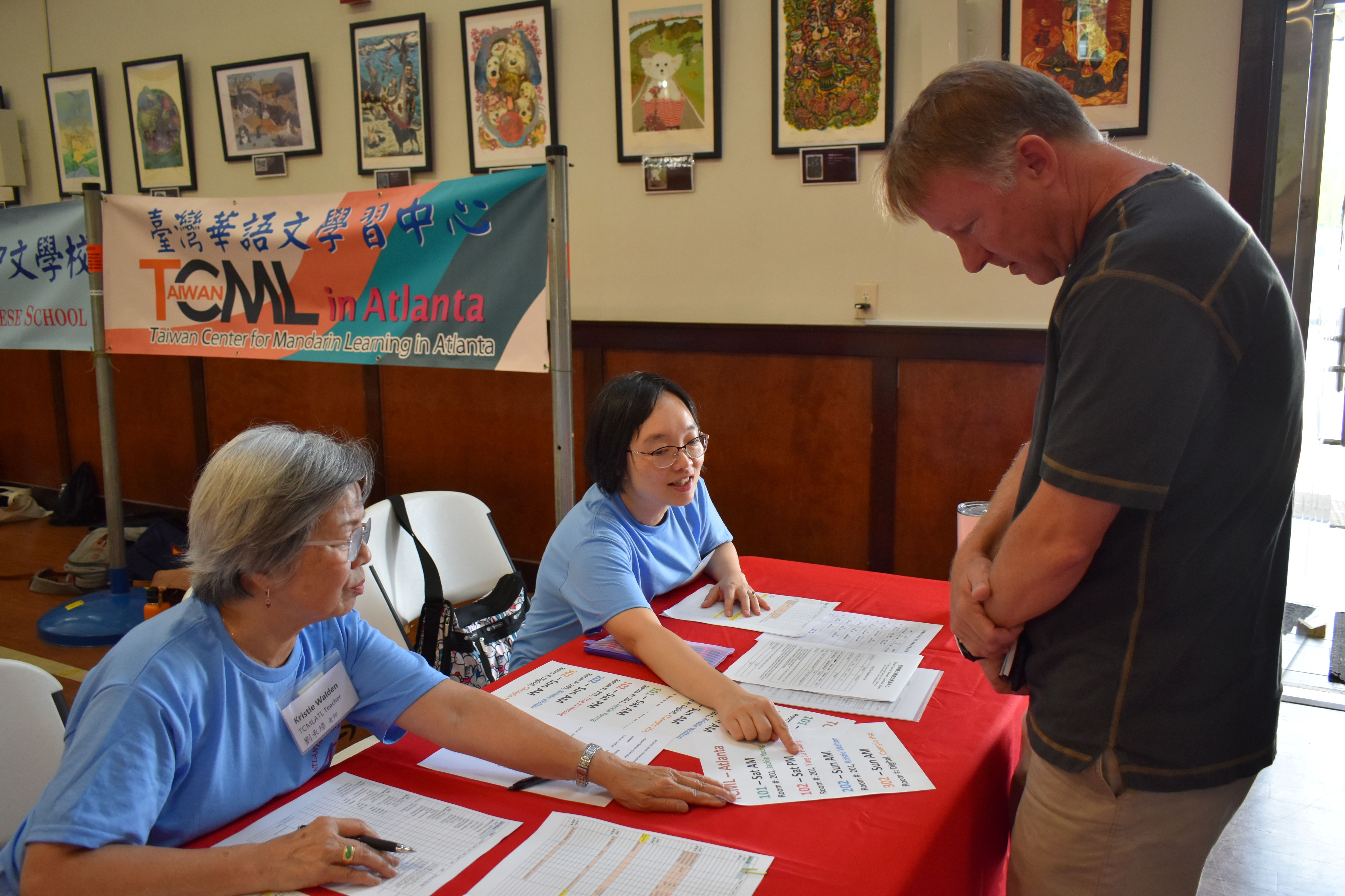 老師們仔細解說課程分級與上課內容