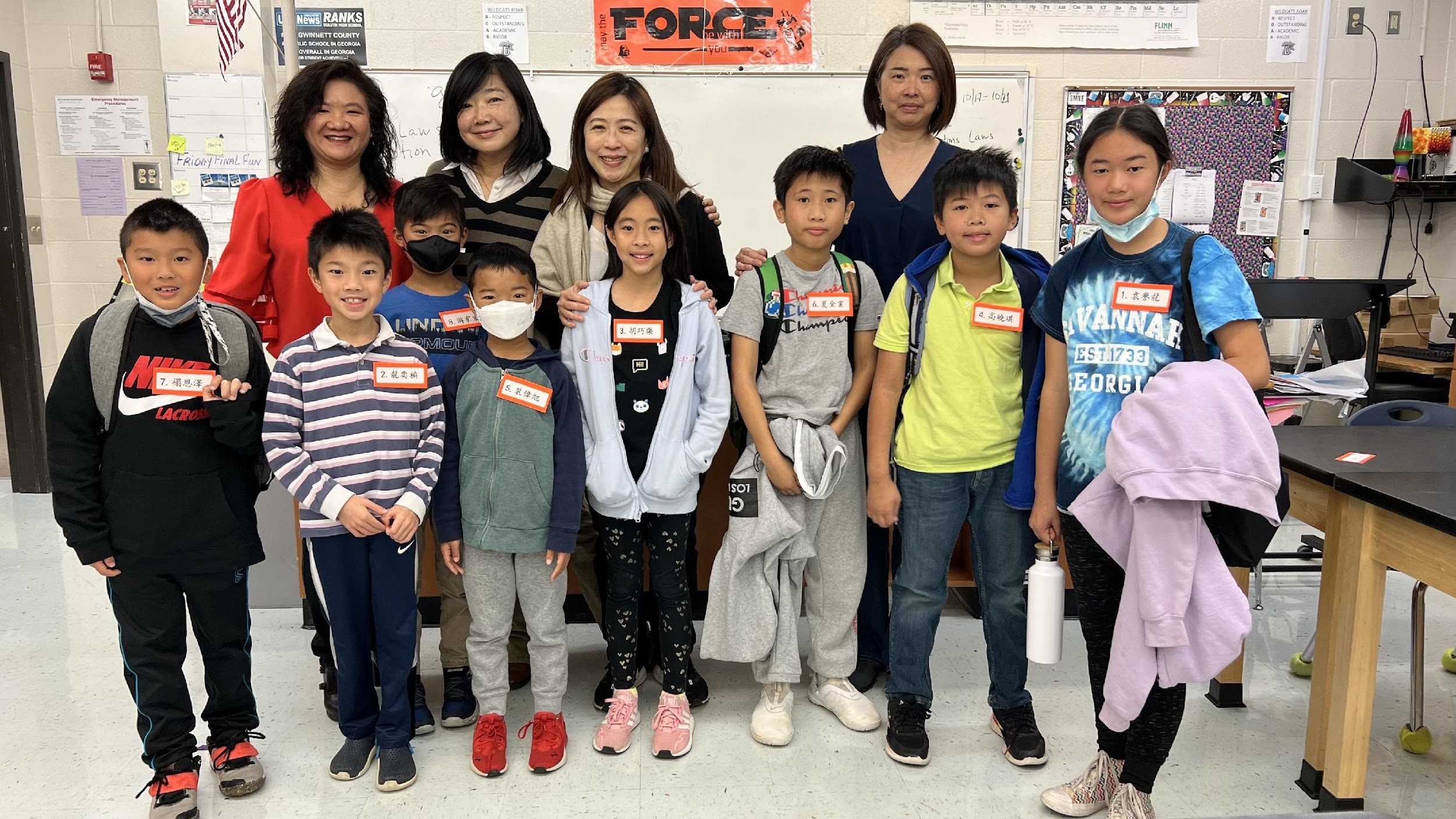 初年級組參賽選手和裁判老師和家長會會長Cindy Cao (後排左一)合照