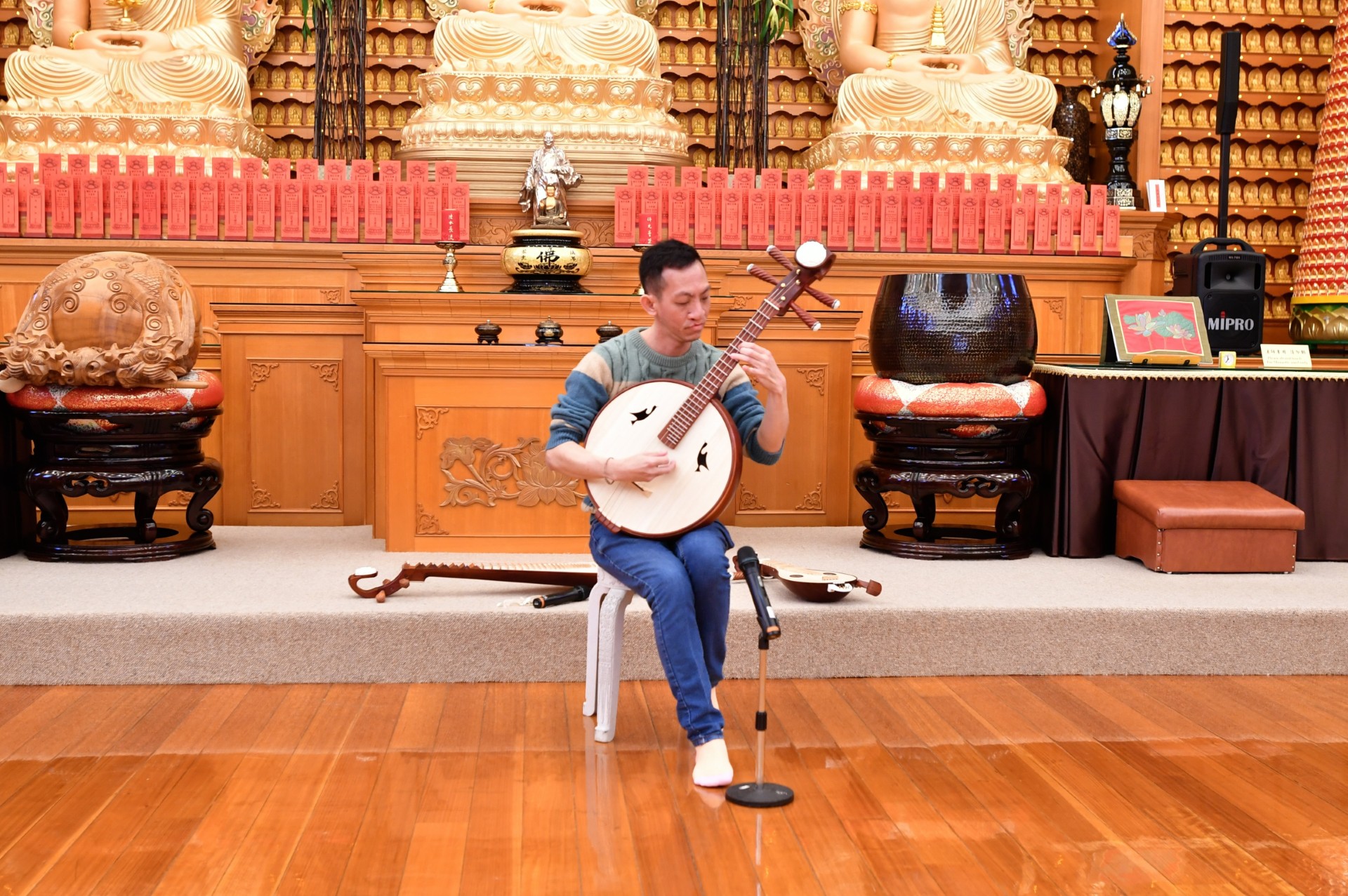 中阮演奏家王仙福老師演奏「火把節之夜」，悠揚中阮旋律點燃現場，觀眾歡欣雀躍。