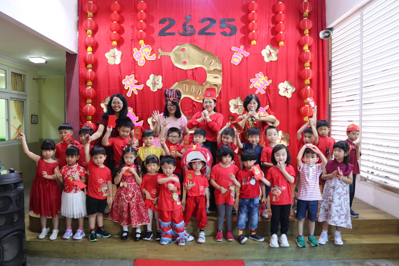 企鵝班全體師生來拜年