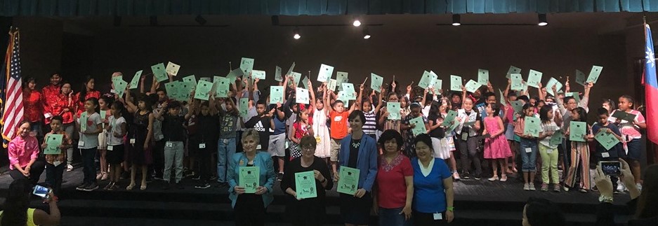 亞利桑那州臺北中華文化夏令營學生領取結業證書
