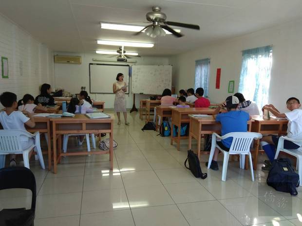 南非代表處訪那他省中文學校 鼓勵善用電子書2