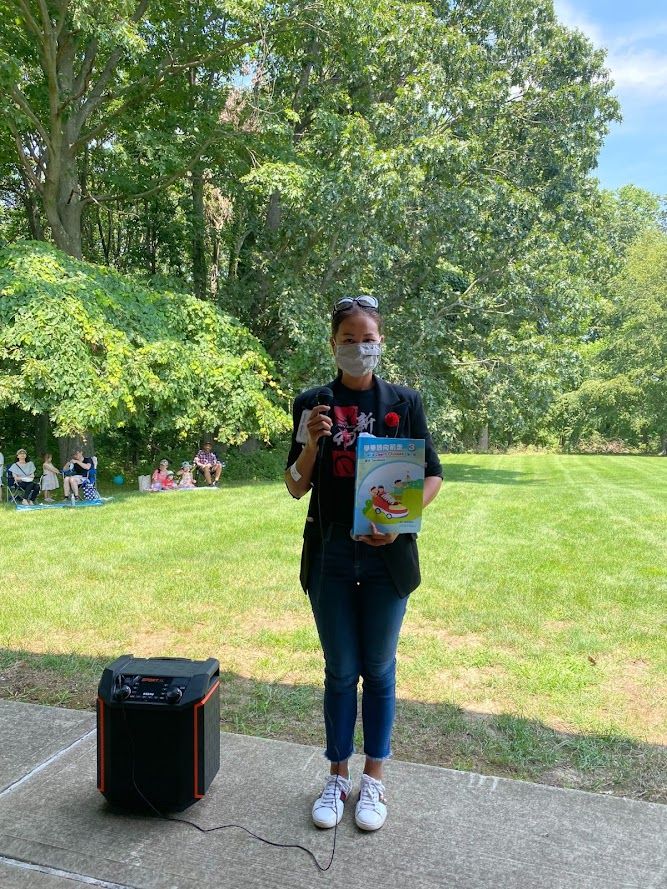 教務主任林依靜女士介紹了明年全校使用的新課本—《學華語向前走》。