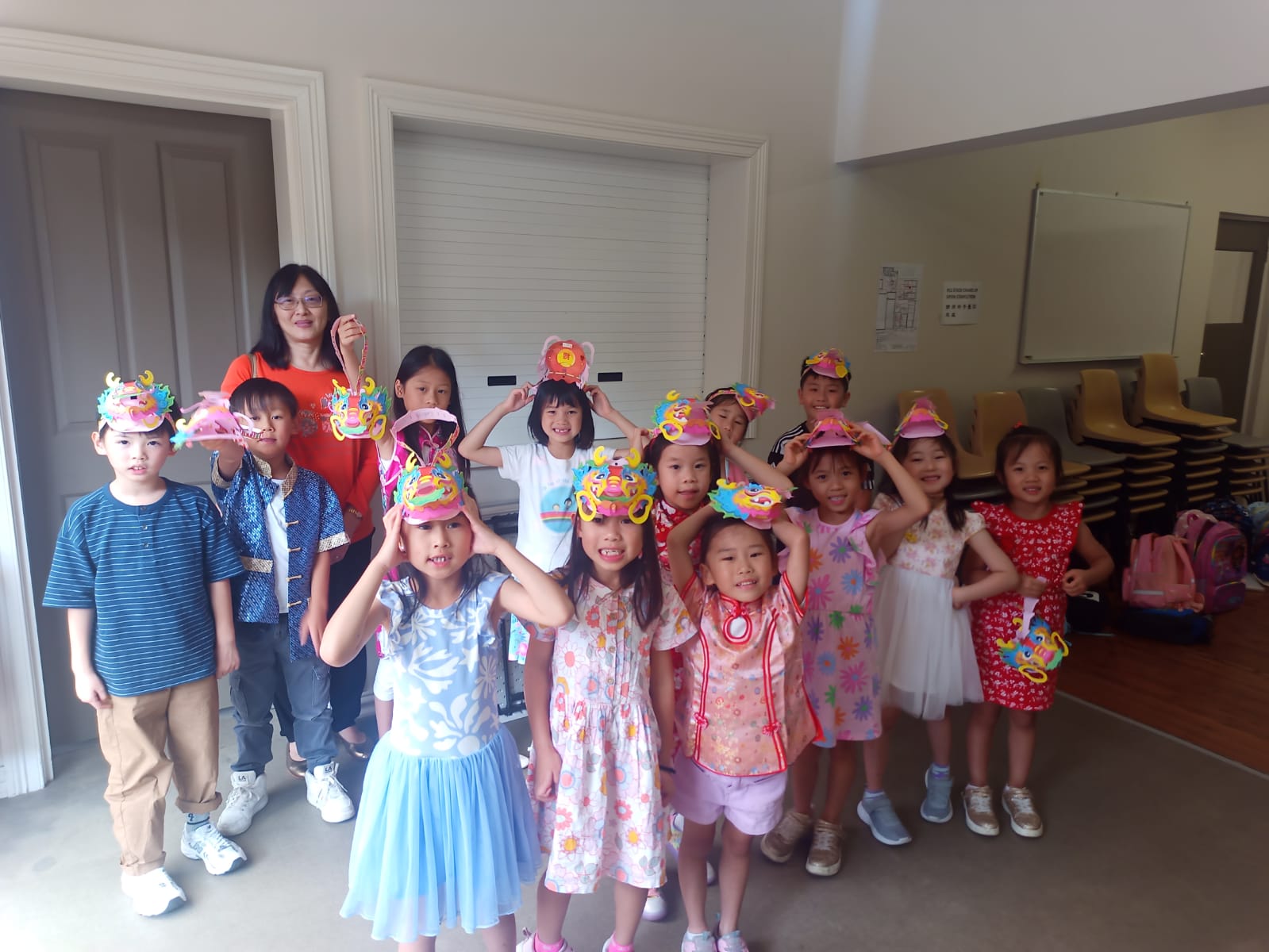 由廖立傳指導傳統剪紙藝術