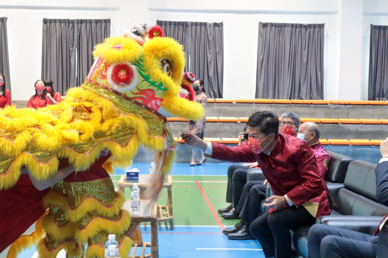 章維斌董事長致贈紅包給舞獅