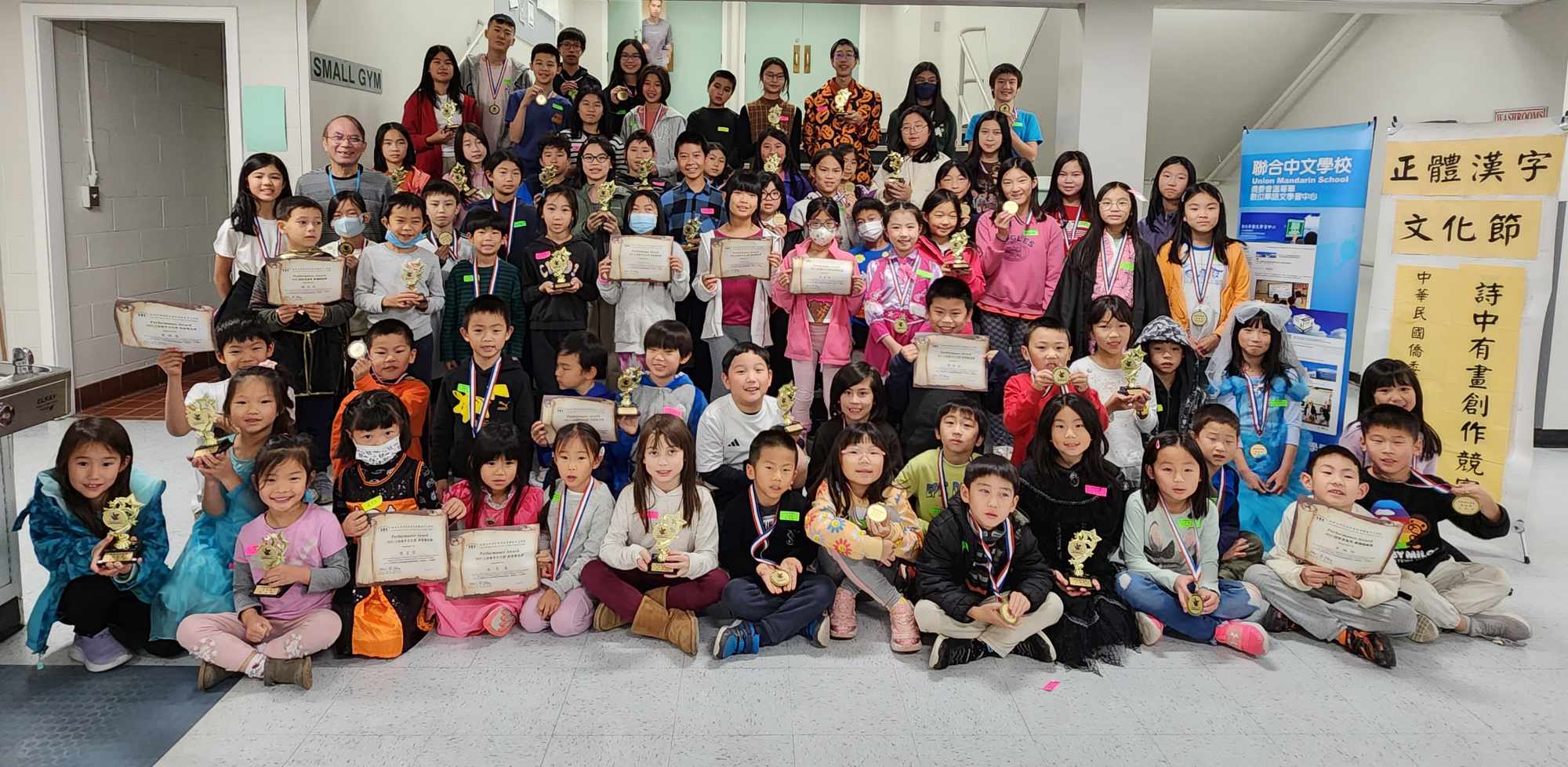 賴校長頒發獲獎參賽者