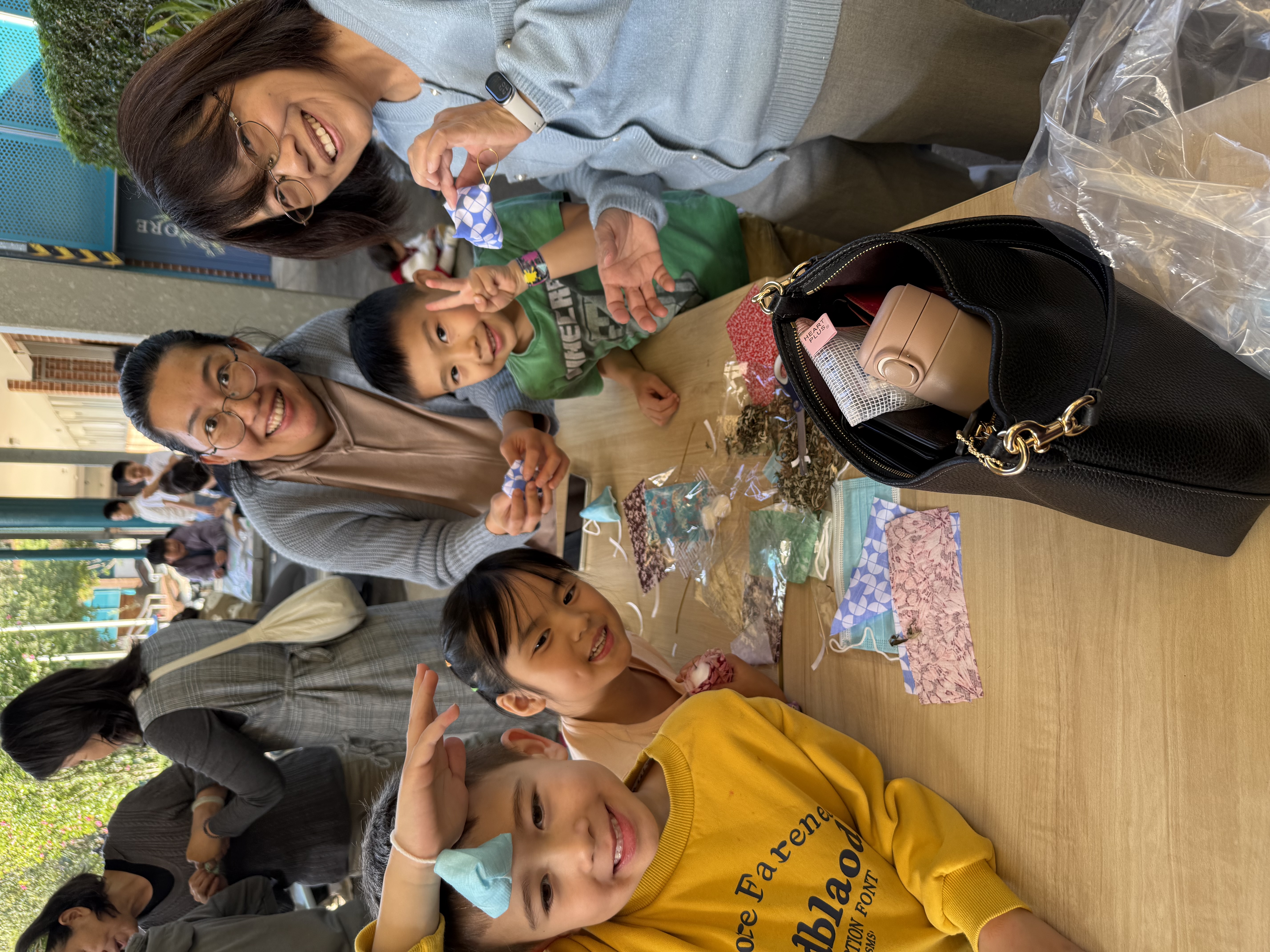 家長也參與指導孩子如何完成香包的工作，展現親密的親子關係