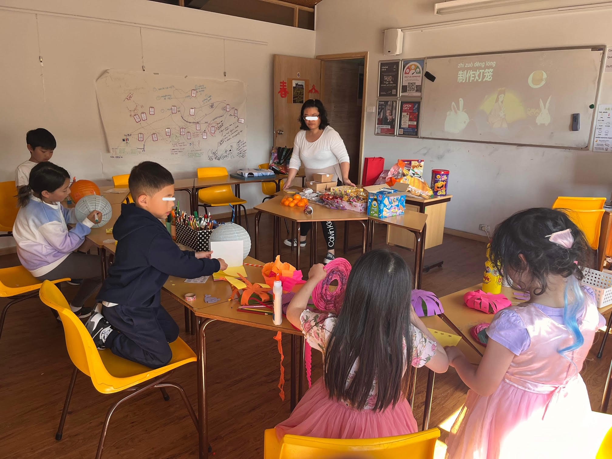 學生享受做燈籠的喜悅，老師指導有方