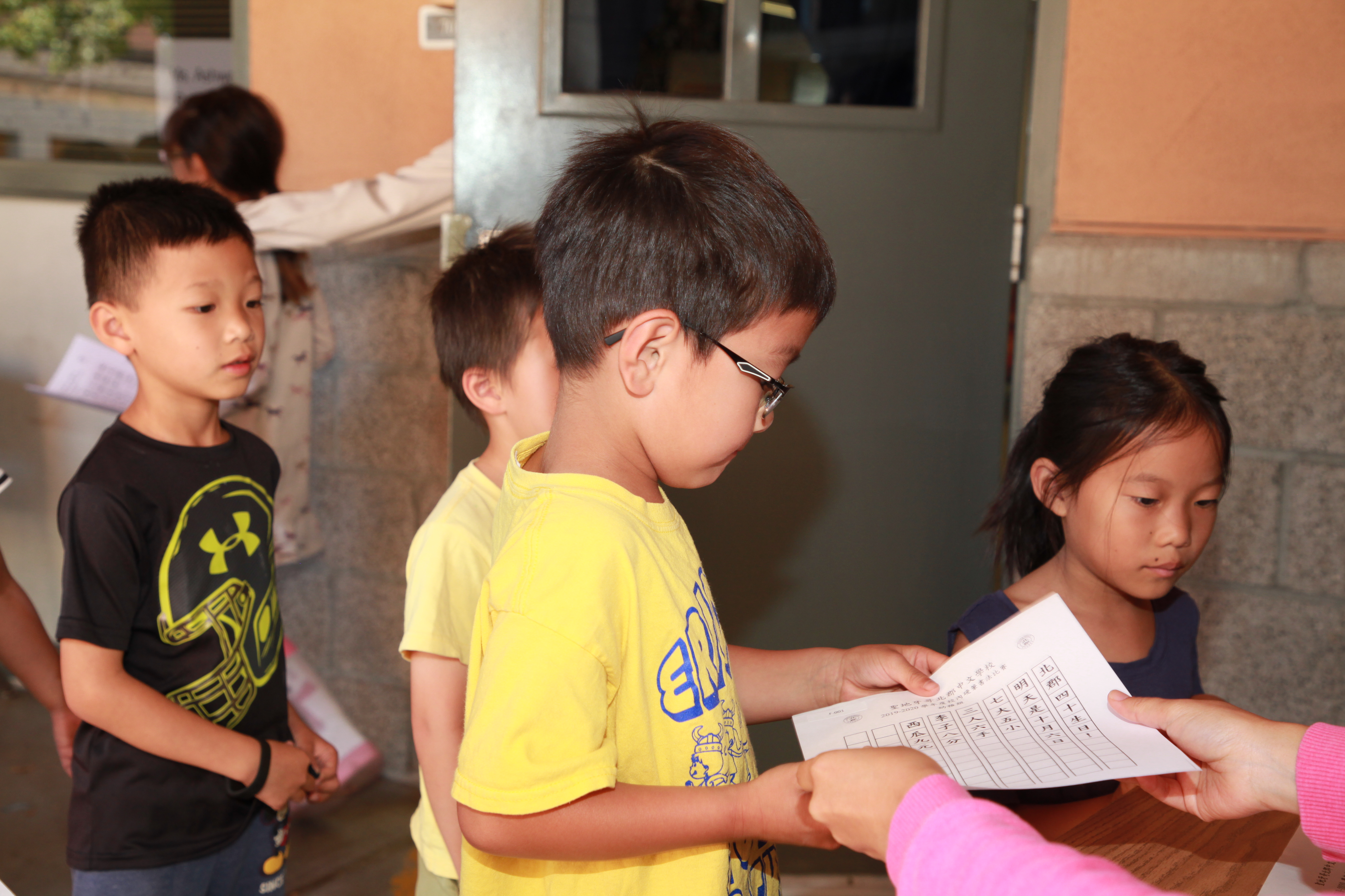 參賽學生領取比賽文章