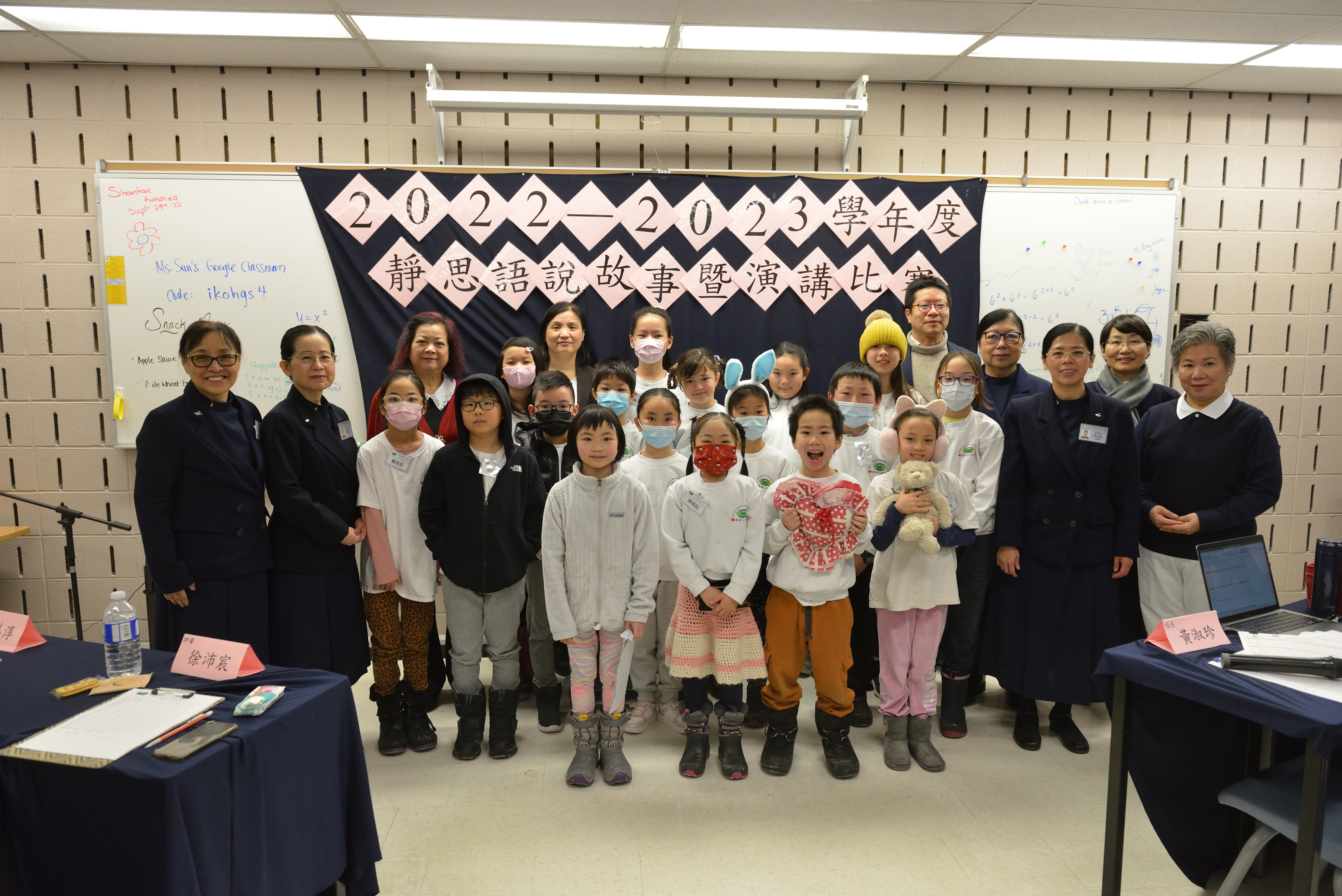 中年級組決賽参賽者與駐多倫多台北經濟文化辦事處文化中心藍柏青主任、黃淑珍校長及三位評審合照留念。