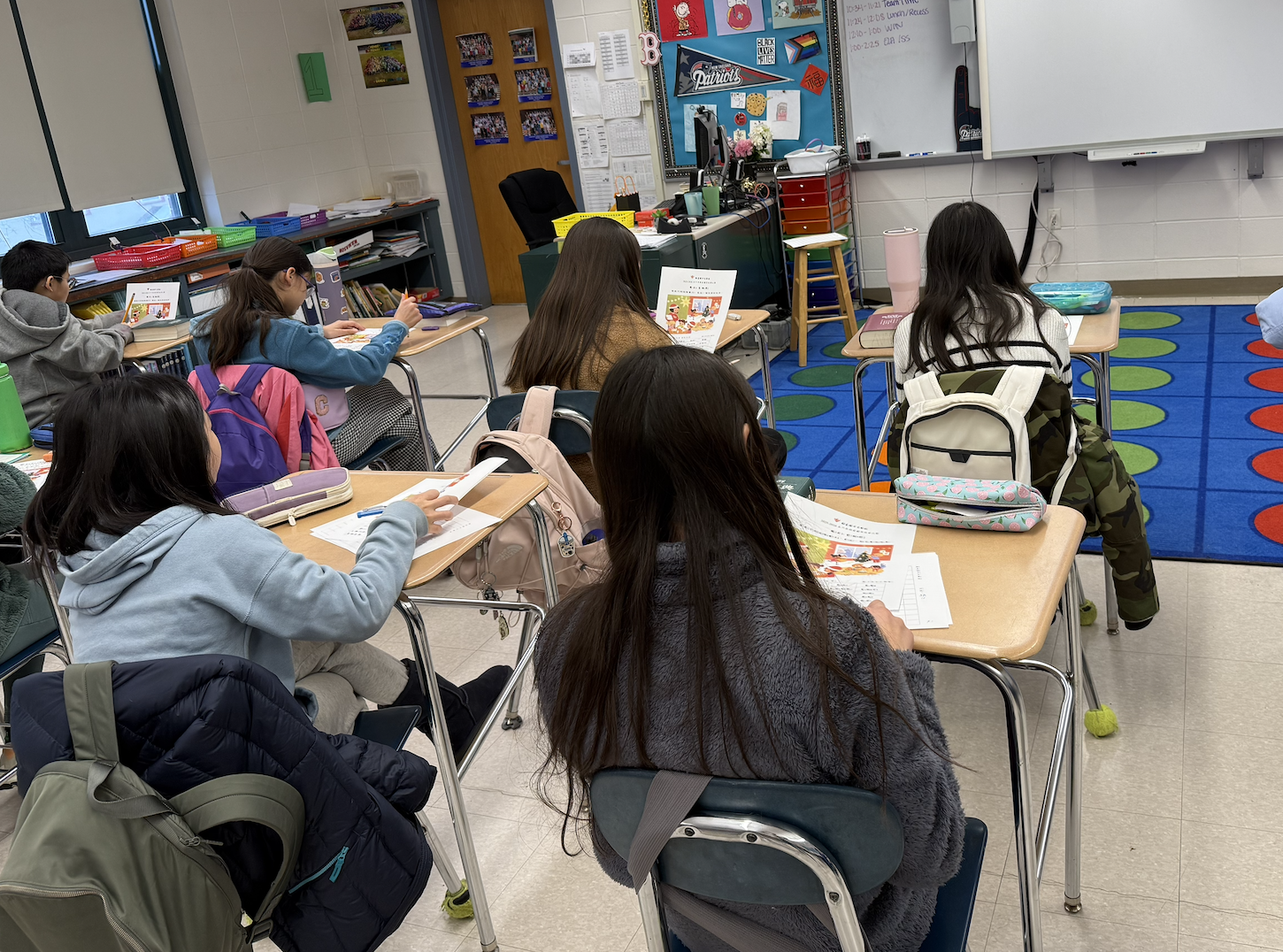 學生們仔細觀察圖片，豐富寫作的內容。