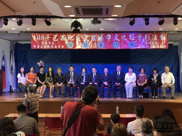 陳新苗.張韻怡.莊樂平.斯碧瑤.劉振聲(右1至右5)以及劉文文(左3)為本次說故事比賽的評審.與張崇哲處長(右7).詹前校主任(左6).林志孟會長(右6)等人合影留念