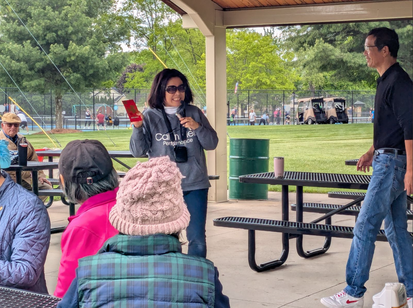 校長兼會長王絹惠感謝僑委會的贊助，謝謝鄉親的幫忙與支持