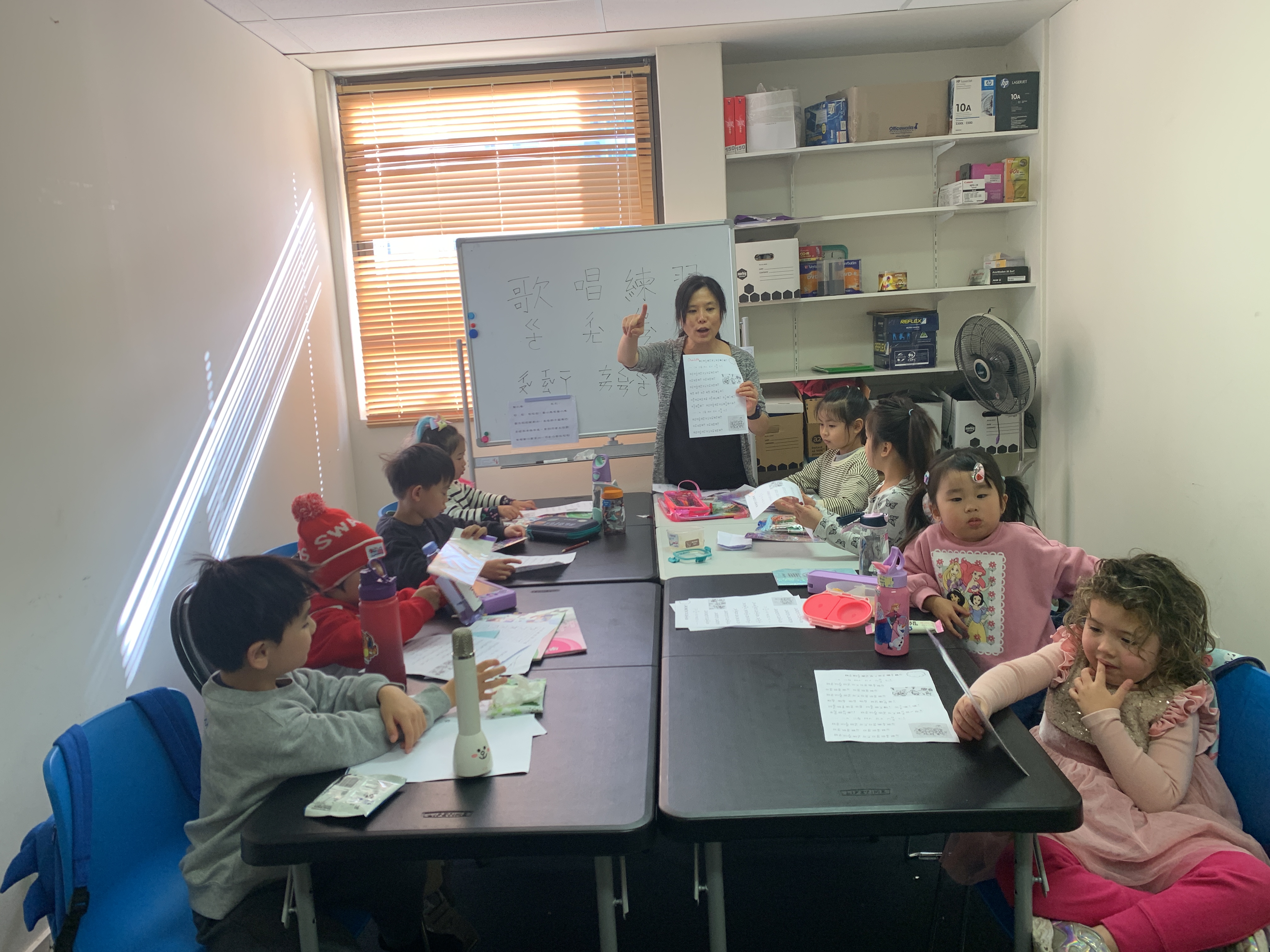 老師帶領同學逐字發音練習