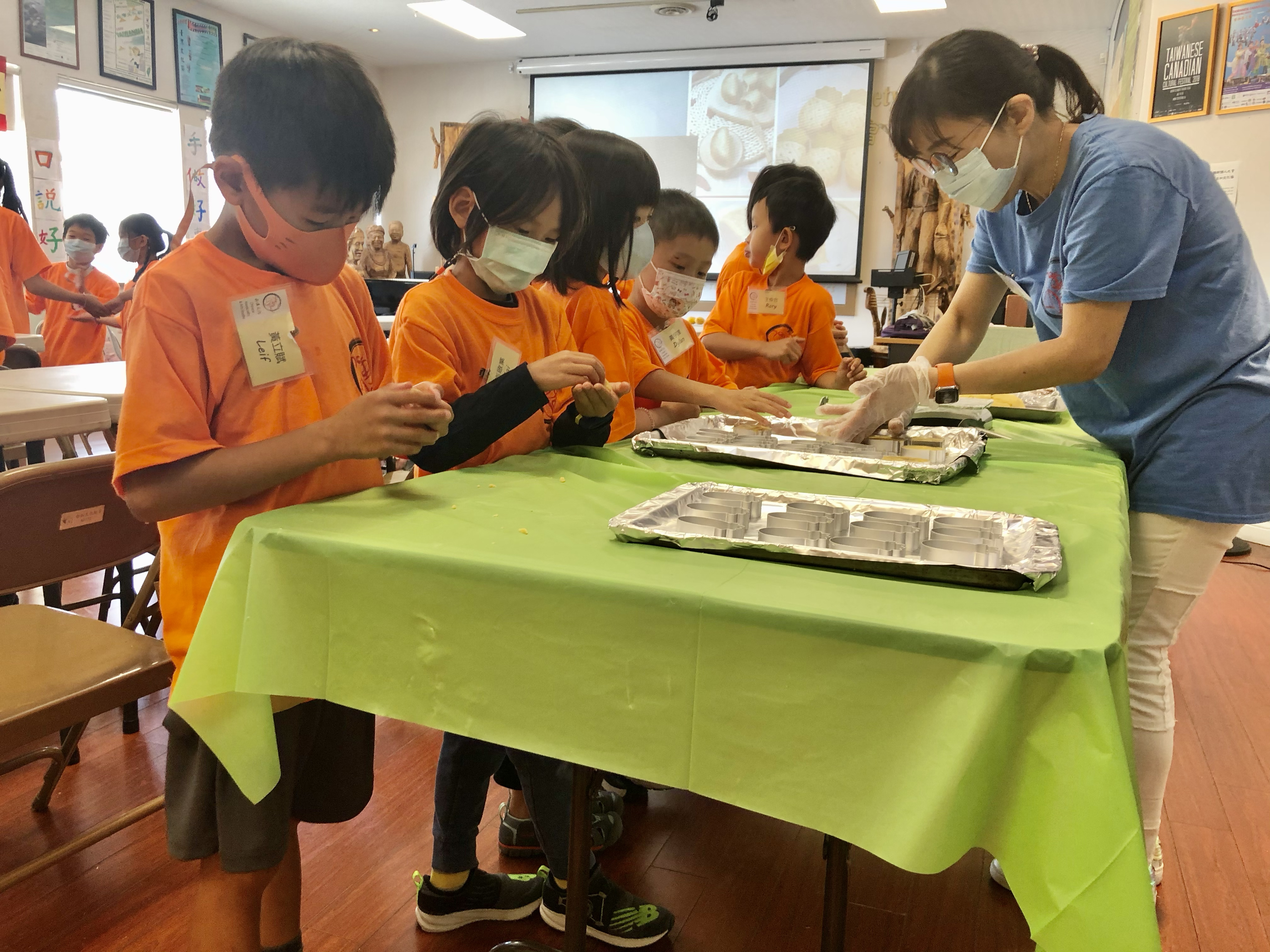 好開心，我們終於知道鳳梨酥是怎麼變出來的嘍