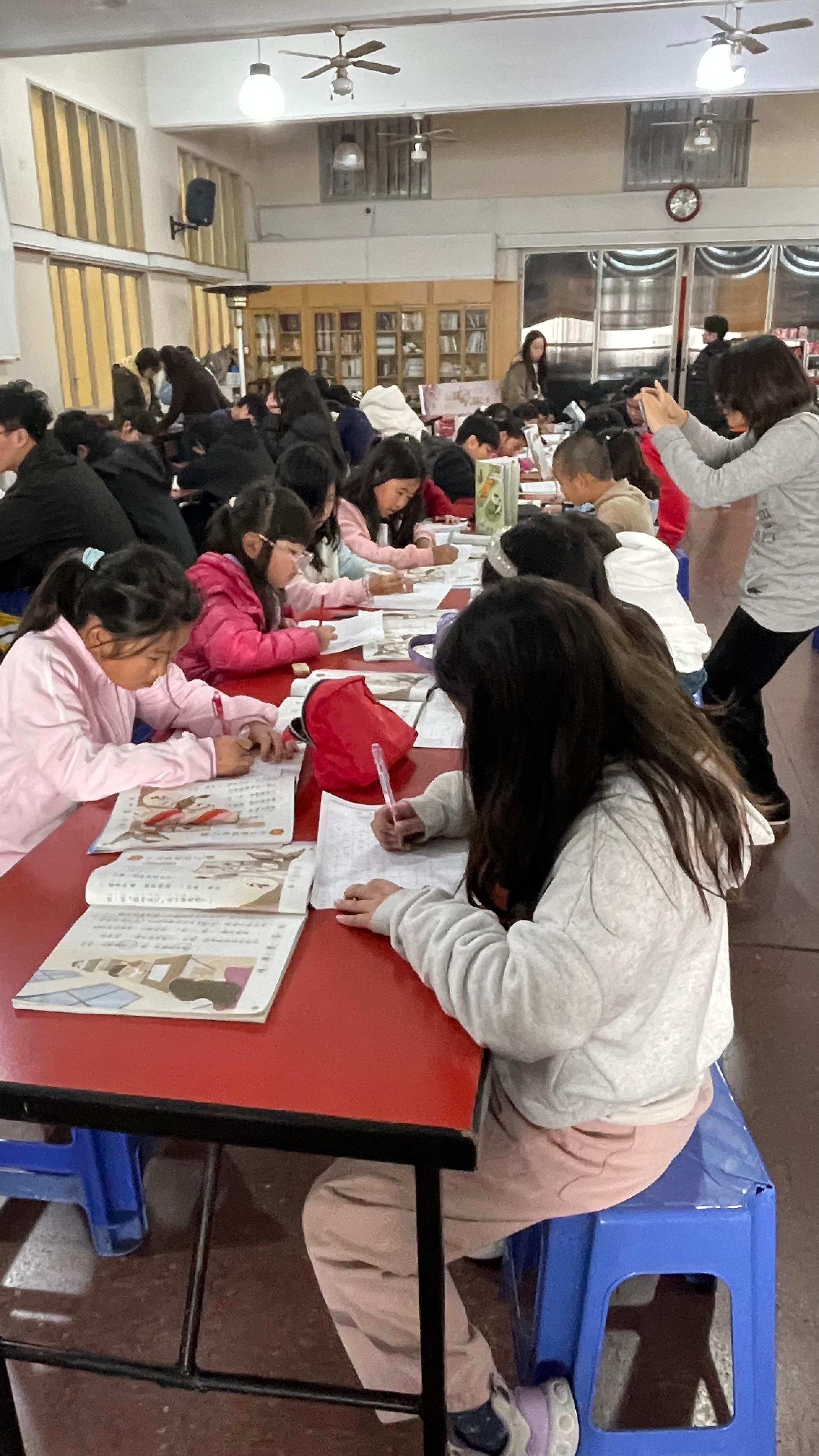全校（學前、小學、國高中）寫字比賽情境：屏息凝神、振筆疾書
