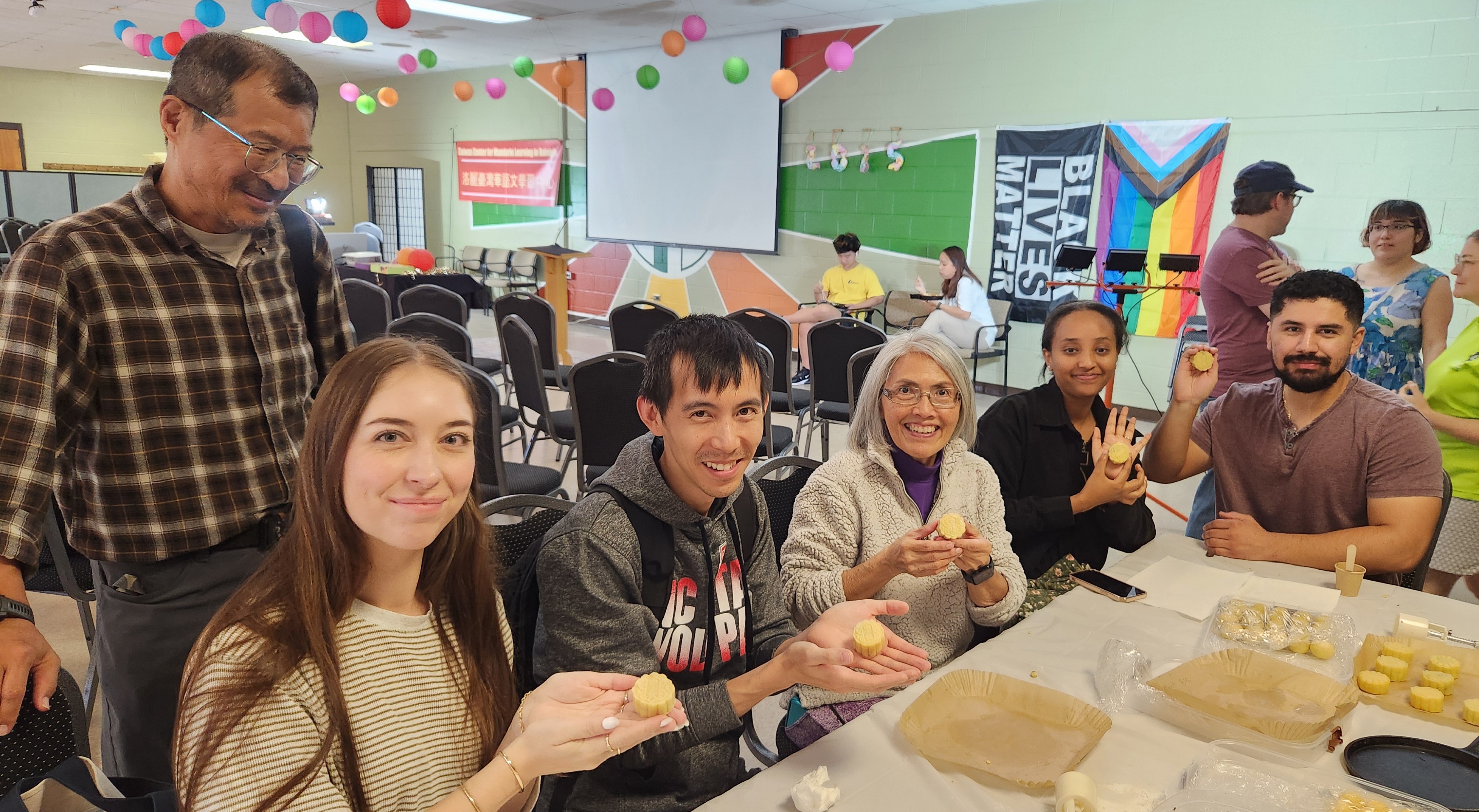 洛麗臺灣華語文學習中心學生們體驗手工月餅製作