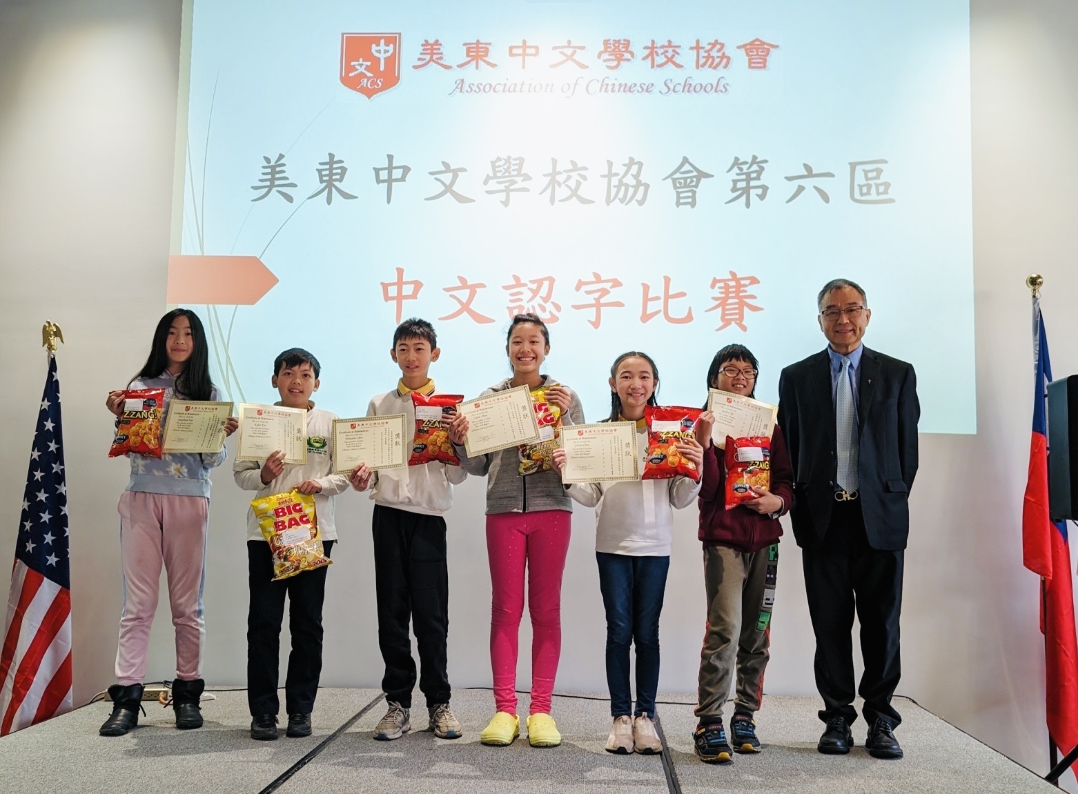 李磐石校長與獲勝學生合影