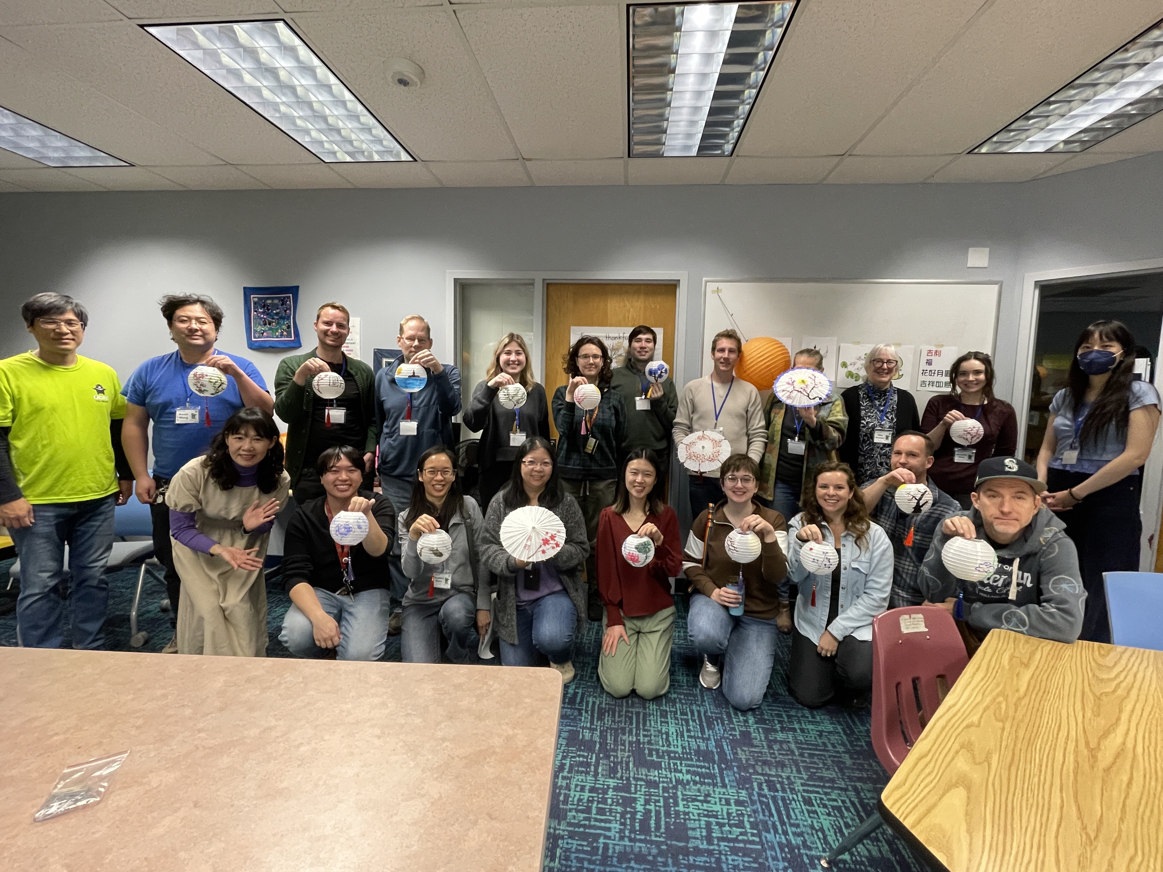 老師們教學生泡茶、吃柚子、吃月餅