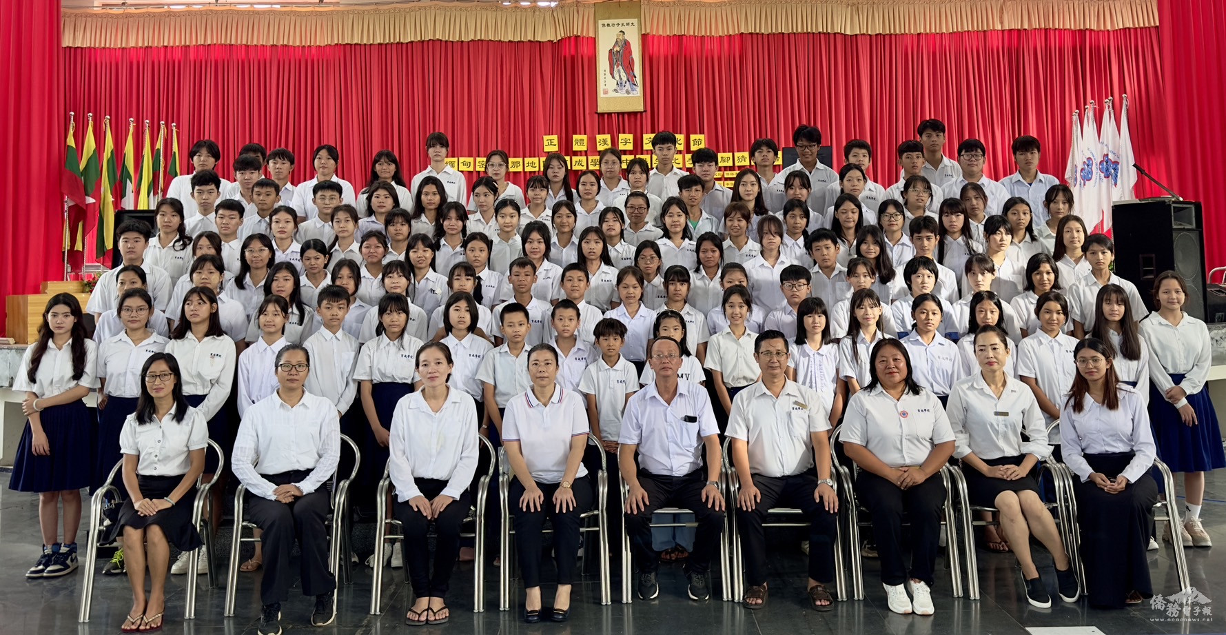 參與活動全體學生與校領導、評審老師合影留念