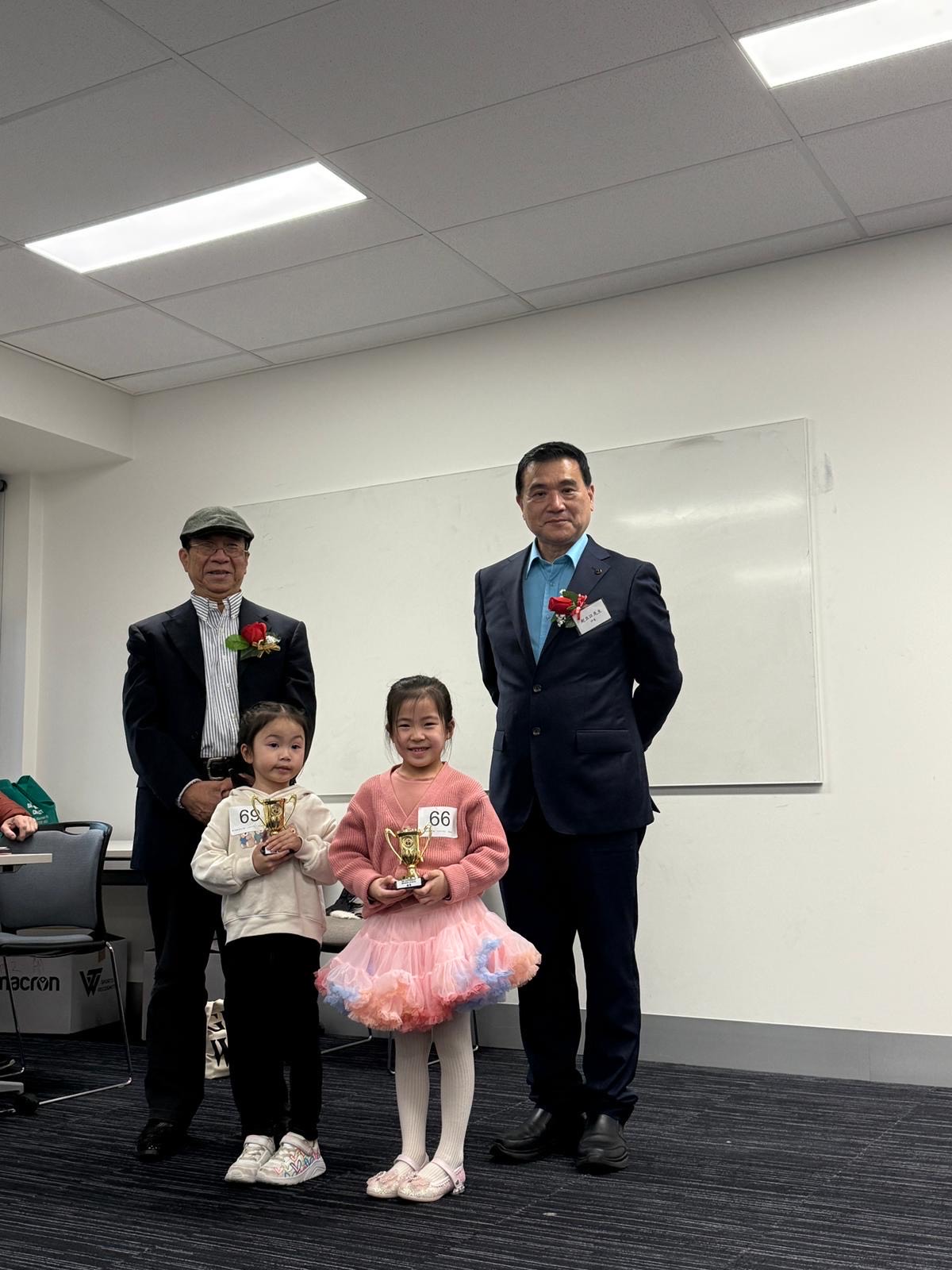 謝至菡同學（右二）獲得母語組佳作獎