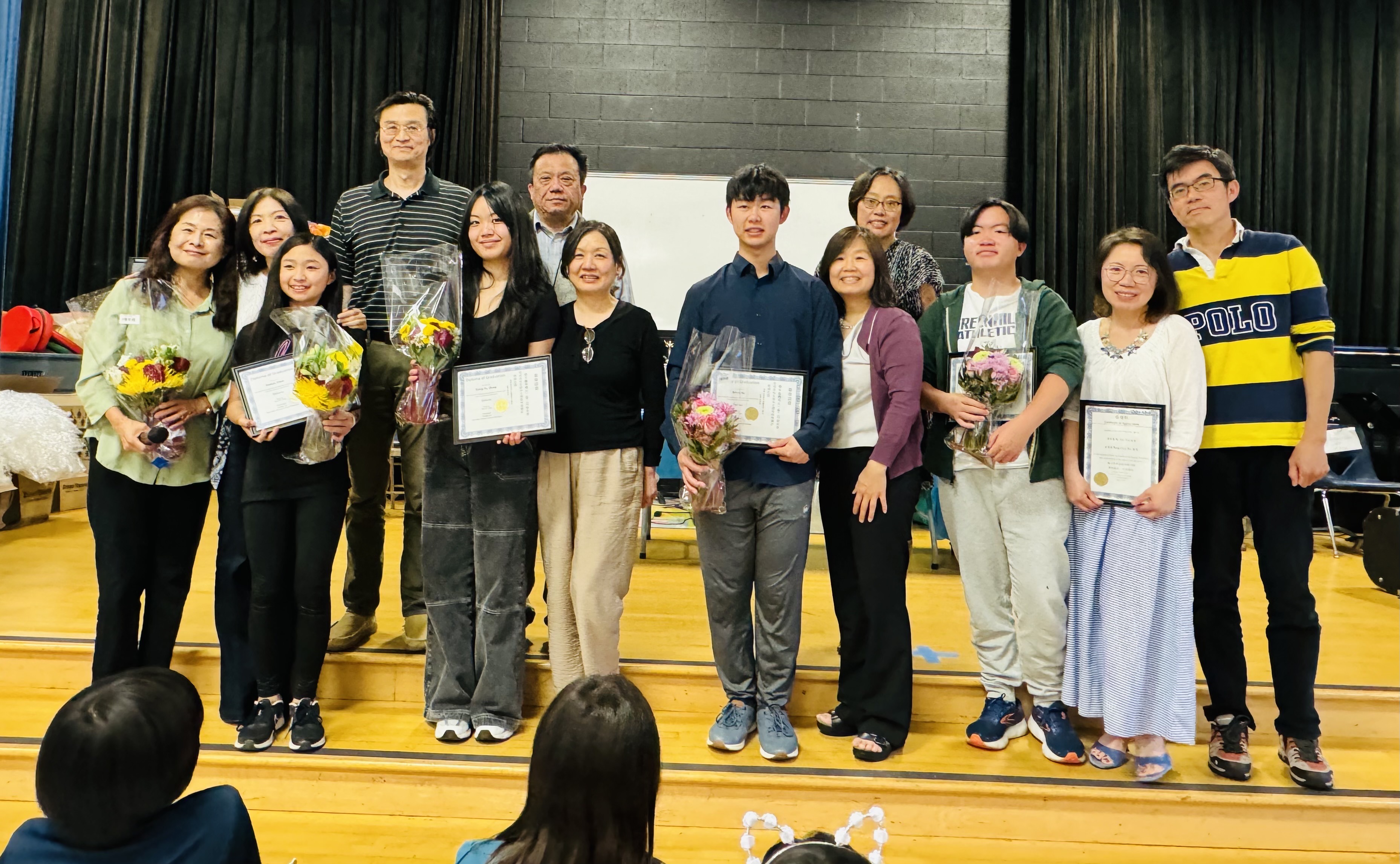 高中畢業班學生領取畢業證書，與家長以及教師高淑芬合照