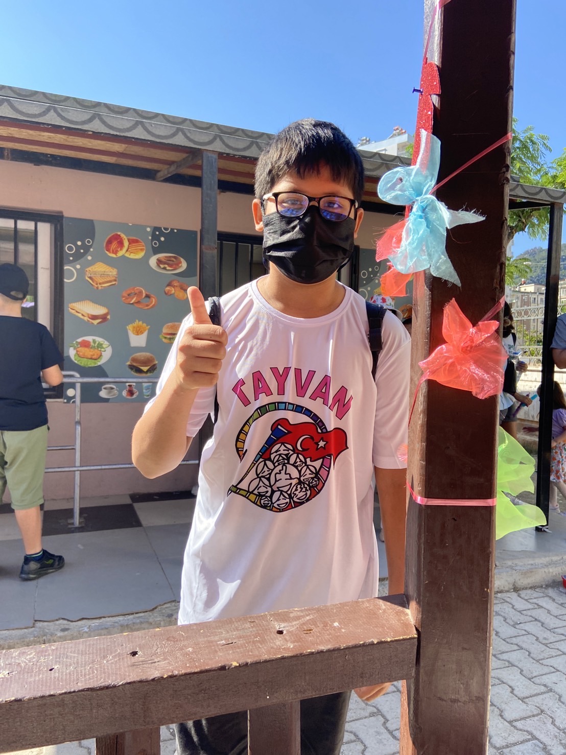 陳品恩小朋友穿著臺灣國旗向大家介紹臺灣