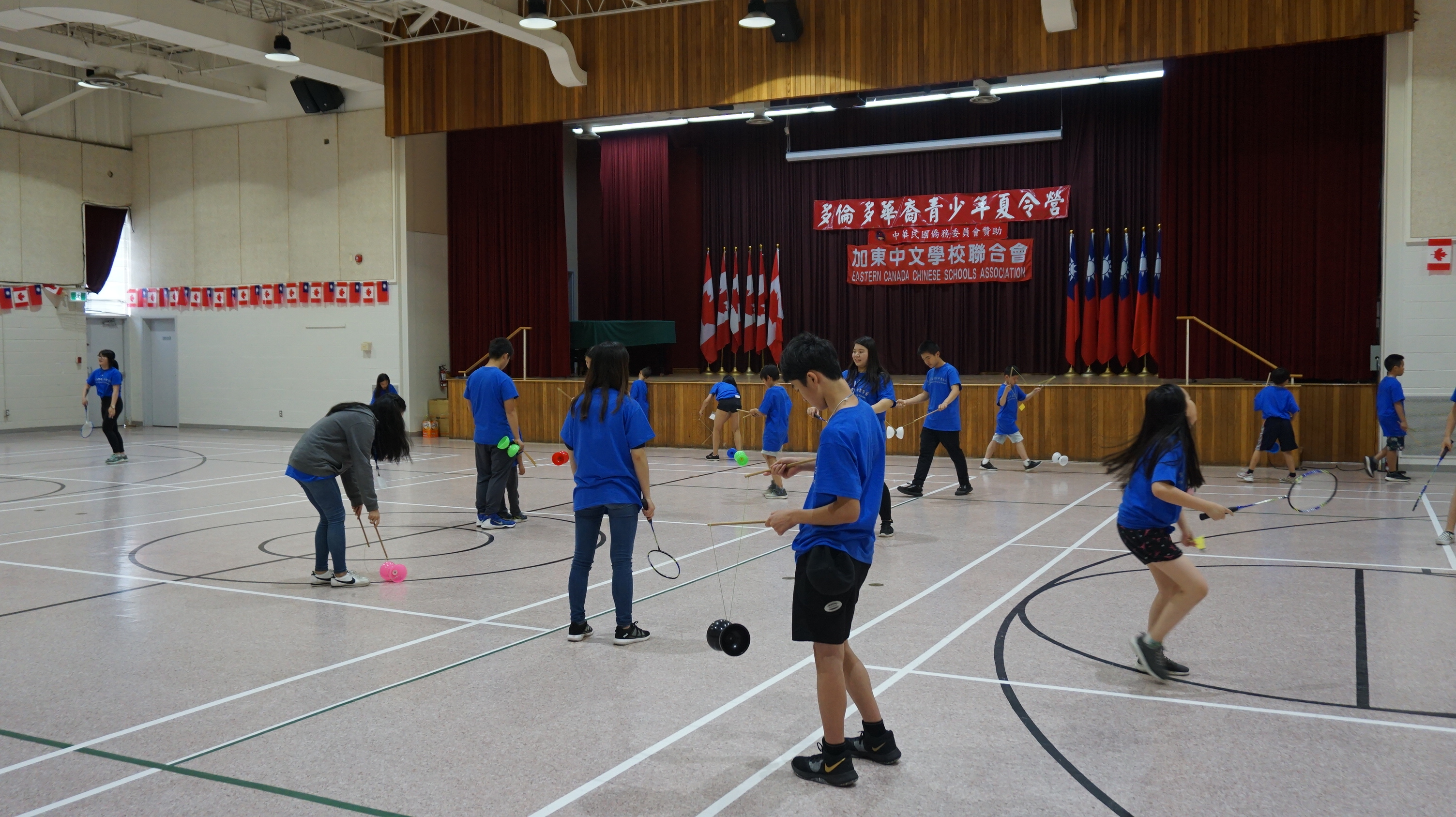 2019年多倫多僑民青少年夏令營高年級學員扯鈴表演。