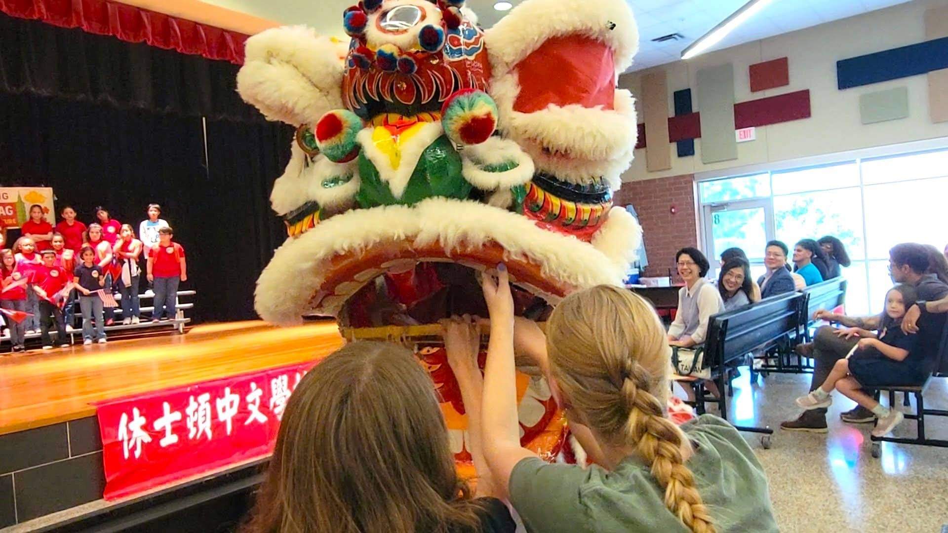 SHADOW OAKS 小學校長Mrs. Mandy Antolini給舞獅紅包