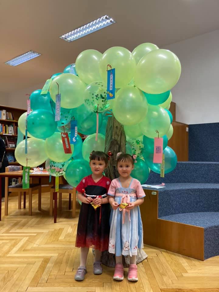 可愛的雙胞胎姐妹-先來拍個照,再掛祈願卡