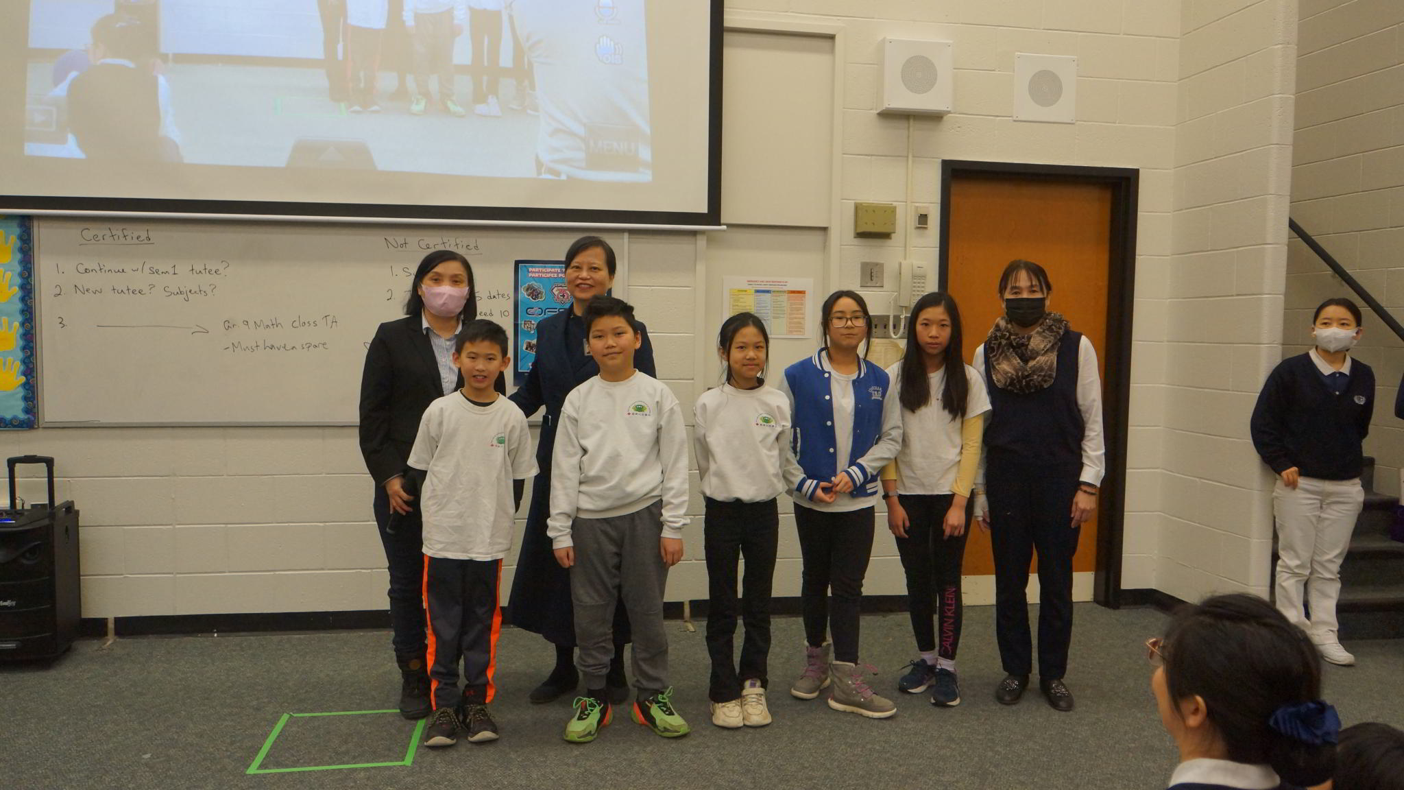 五、六年級賴上林老師及邵校長、徐副主任與得獎者合照。攝影者：陳永錩