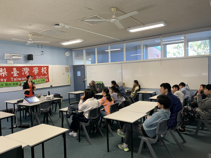 一旁的學生認真聽講