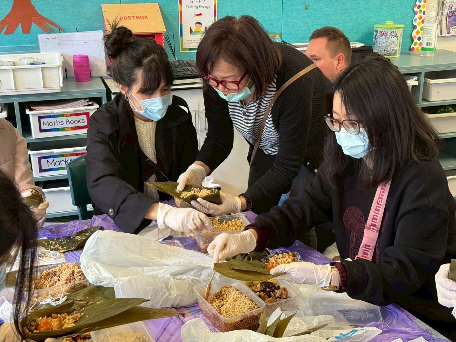 家長們第一次包粽子,粽葉容易破, 需要學習如何補救的措施