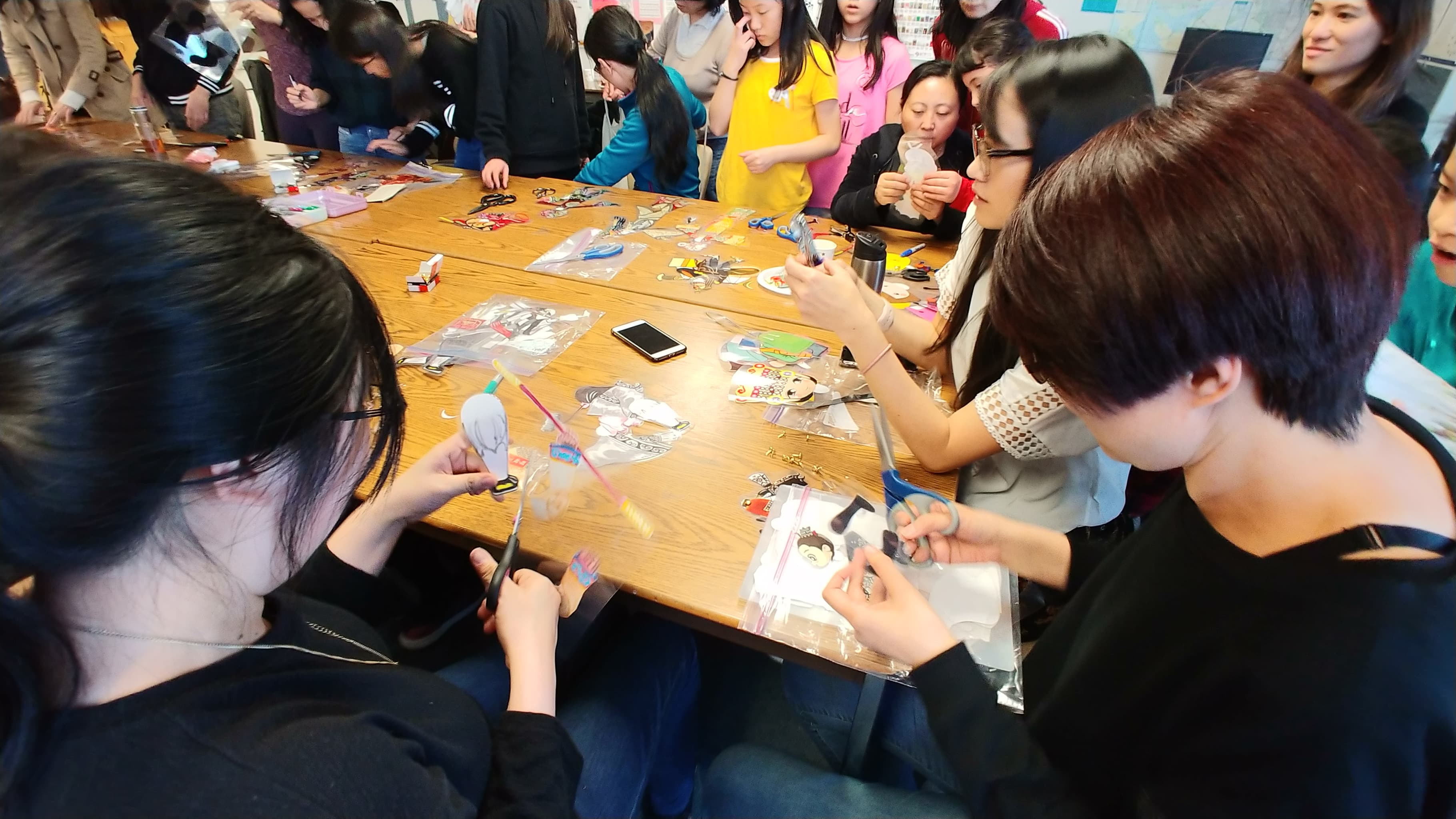 皮影戲偶製作精彩一隅