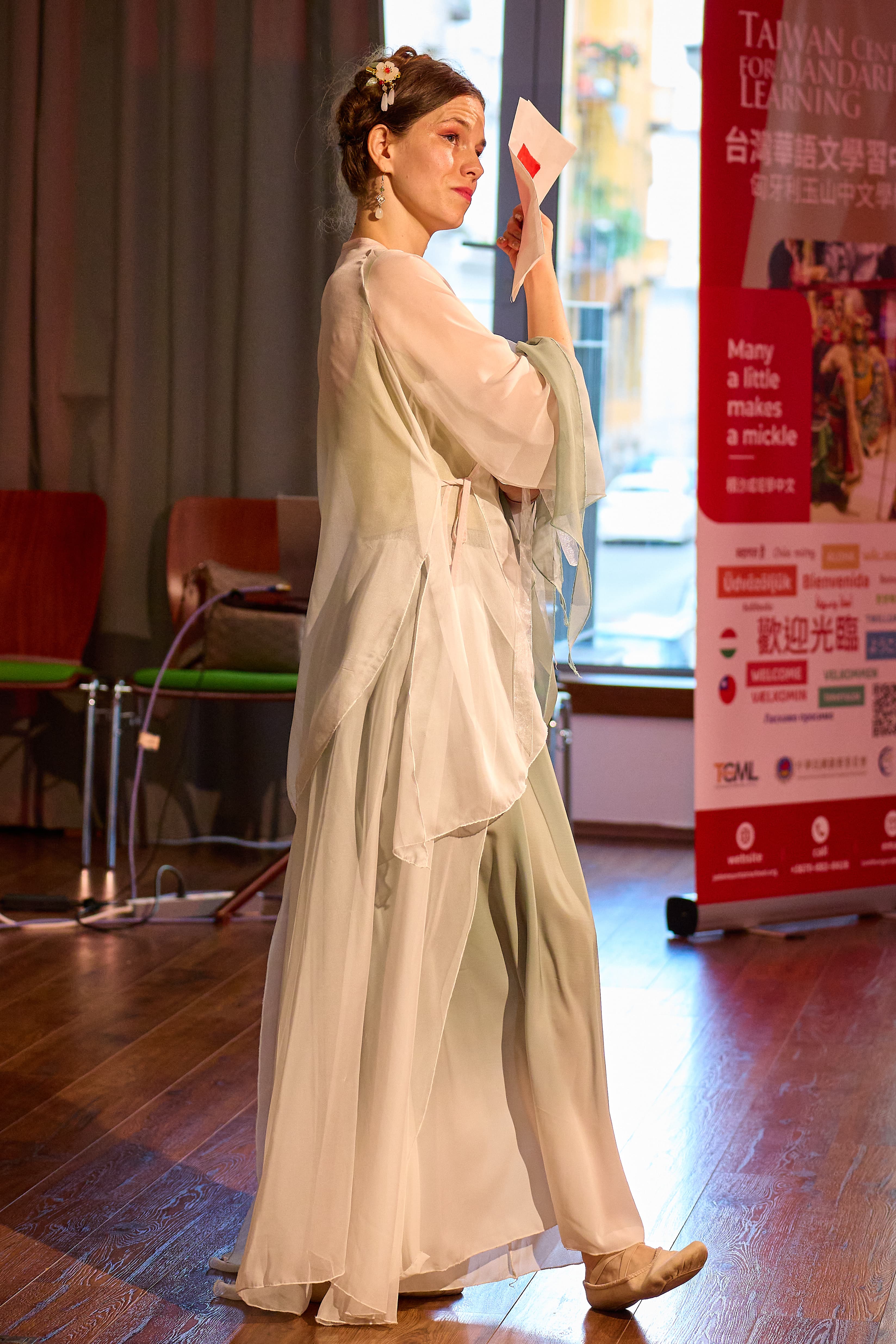 由Adrienn領軍的團隊表演東方傳統舞蹈