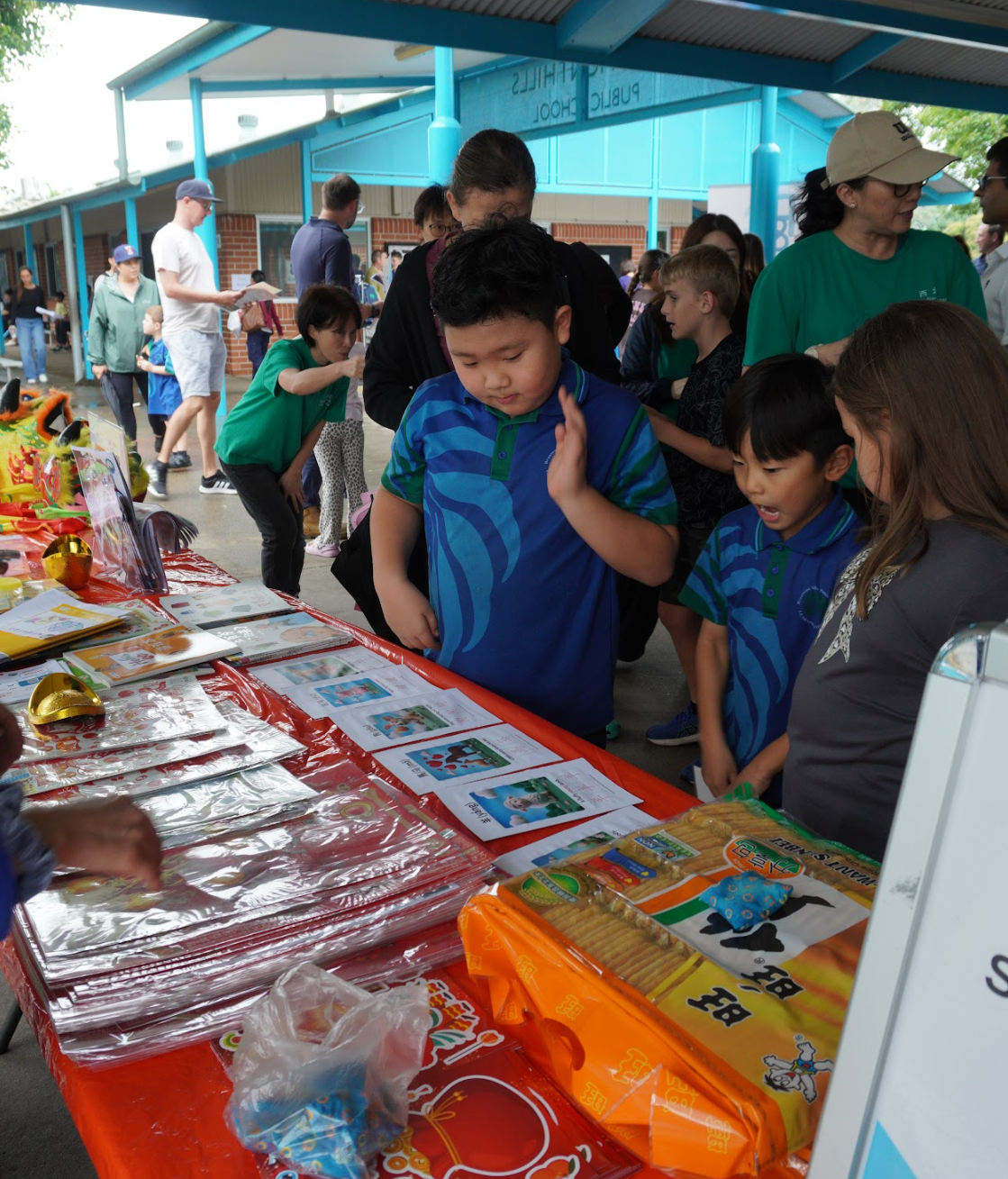 趣味生肖教具吸引親子駐足，展示中文學習的無限創意。