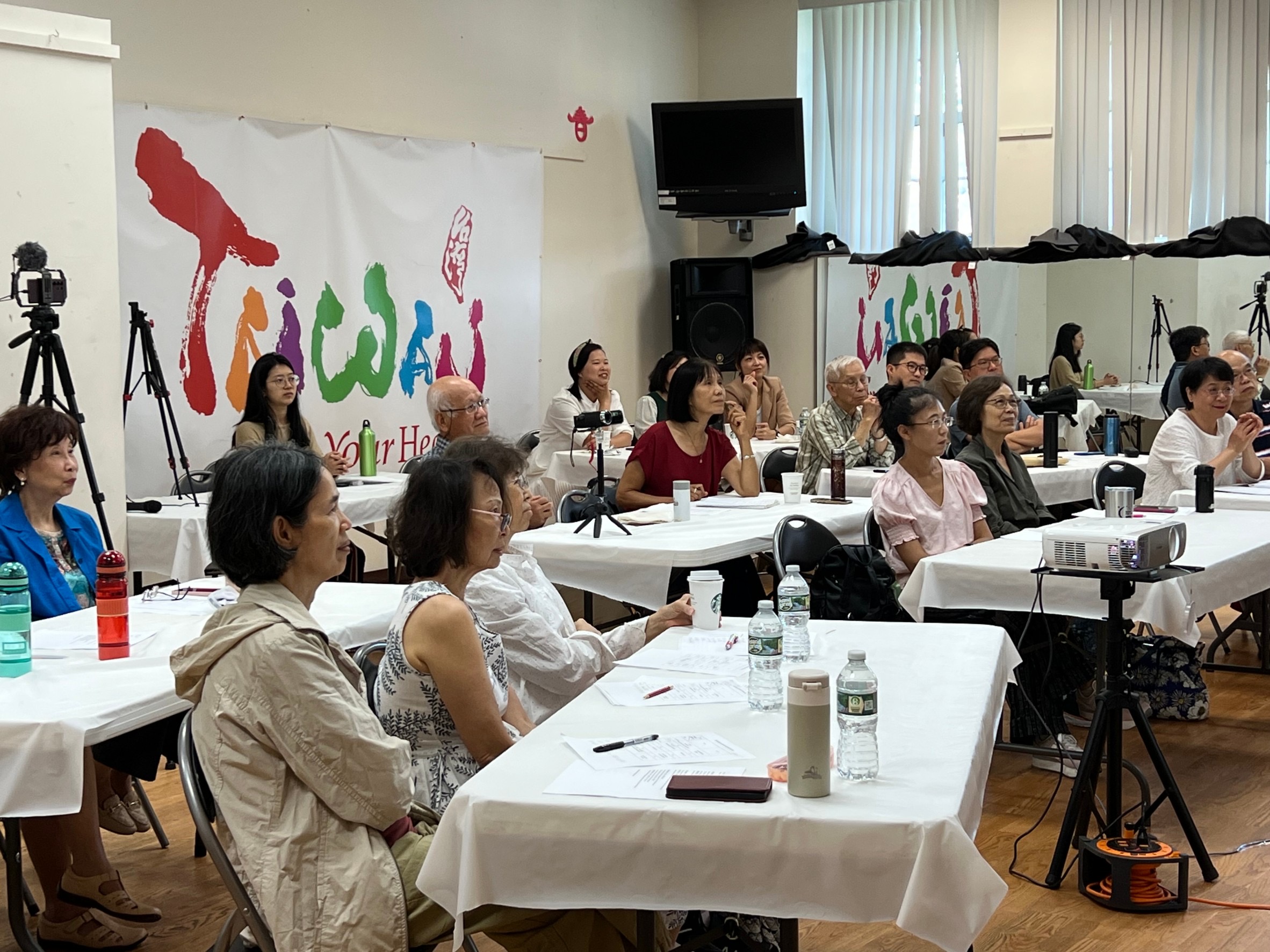 學員們專心聽講。