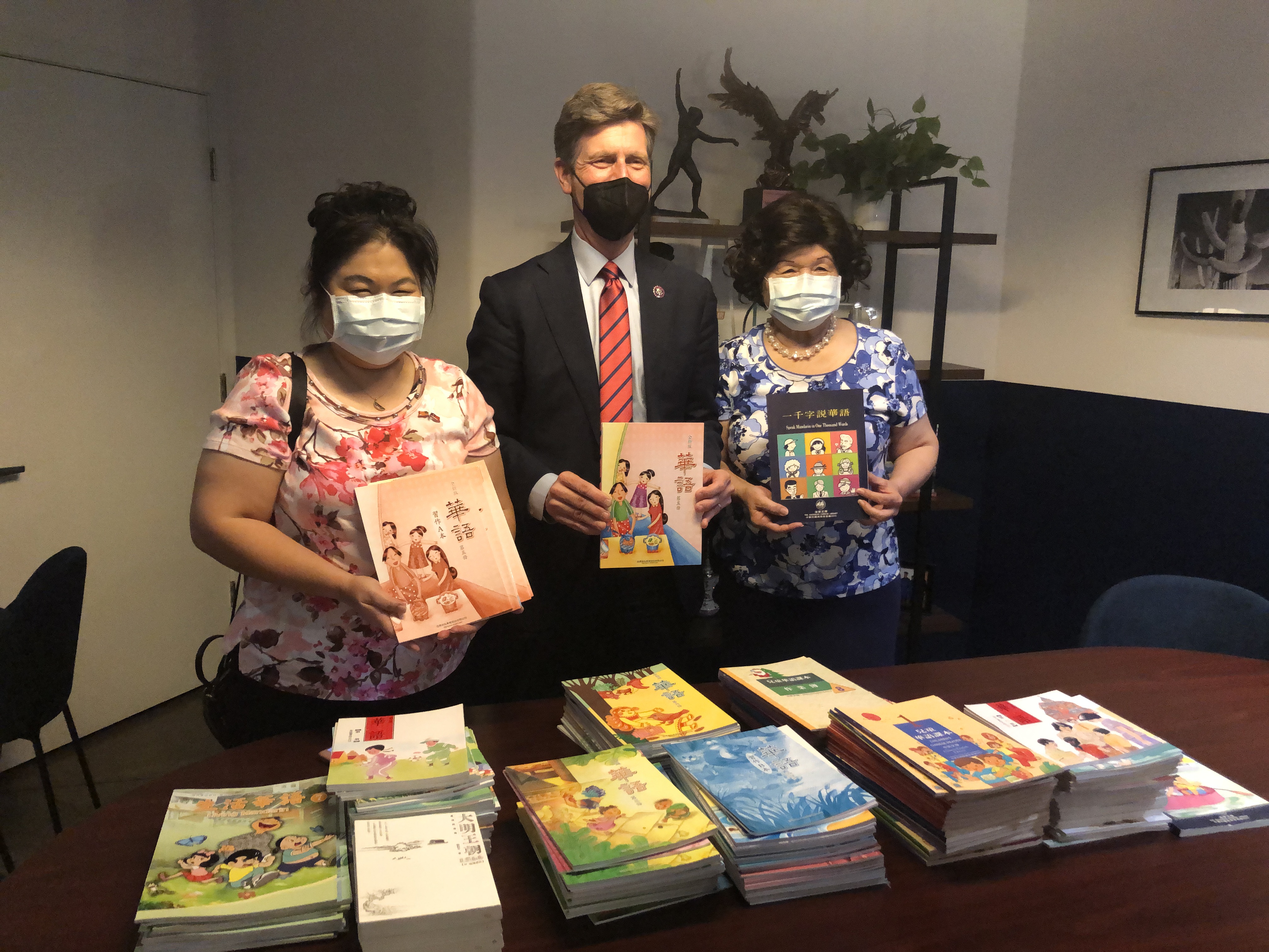 贈送美國國會聯邦眾議員US Congressman Greg Stanton兩百冊漢字華語書籍給轄區圖書館